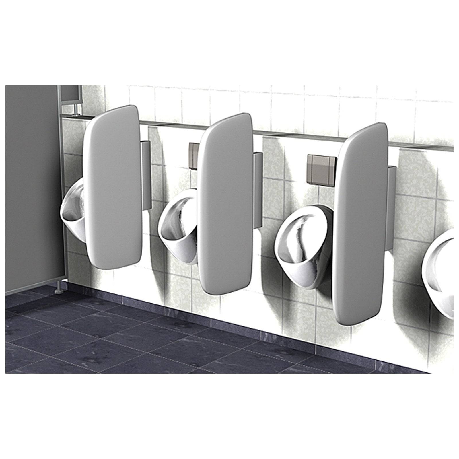 Urinale in einer Reihe mit Sichtschutzwänden in einer öffentlichen Toilettenanlage.