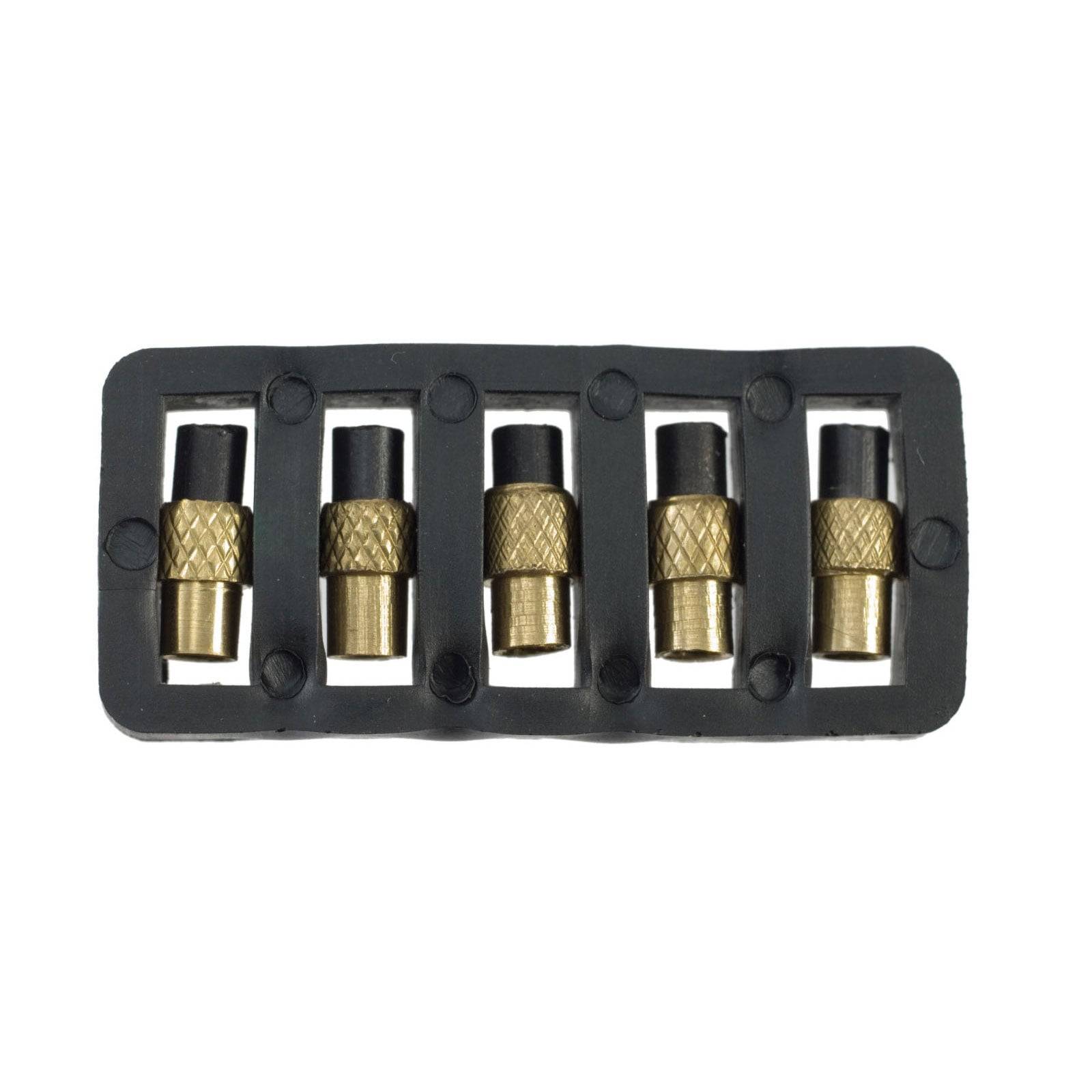 Fünf Messing- und schwarze Metallschlauchstutzen, die auf einem schwarzen Halter in einer Reihe vor einem weißen Hintergrund angeordnet sind.