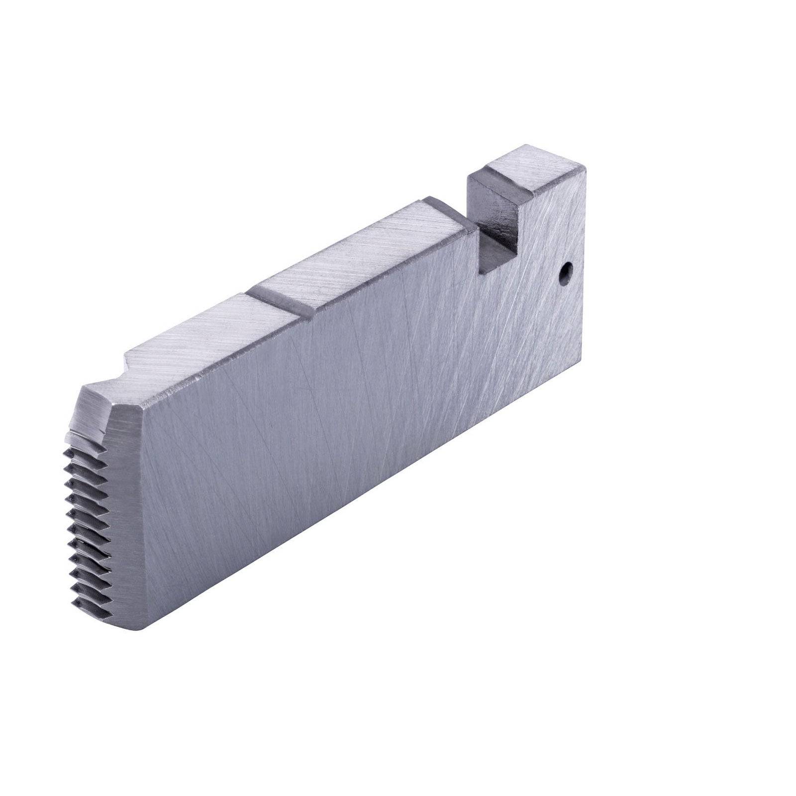 Ein Metallschneidwerkzeug mit gezackter Kante, das für industrielle Anwendungen konzipiert ist. Es verfügt über eine geriffelte Oberfläche für effektive Materialentfernung.