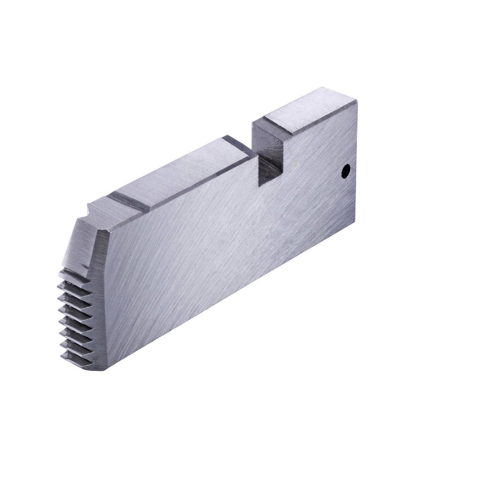 Eine Nahaufnahme eines Metallteilwerkzeugs mit geschlitztem Design und gezackter Kante, vor einem schlichten weißen Hintergrund.