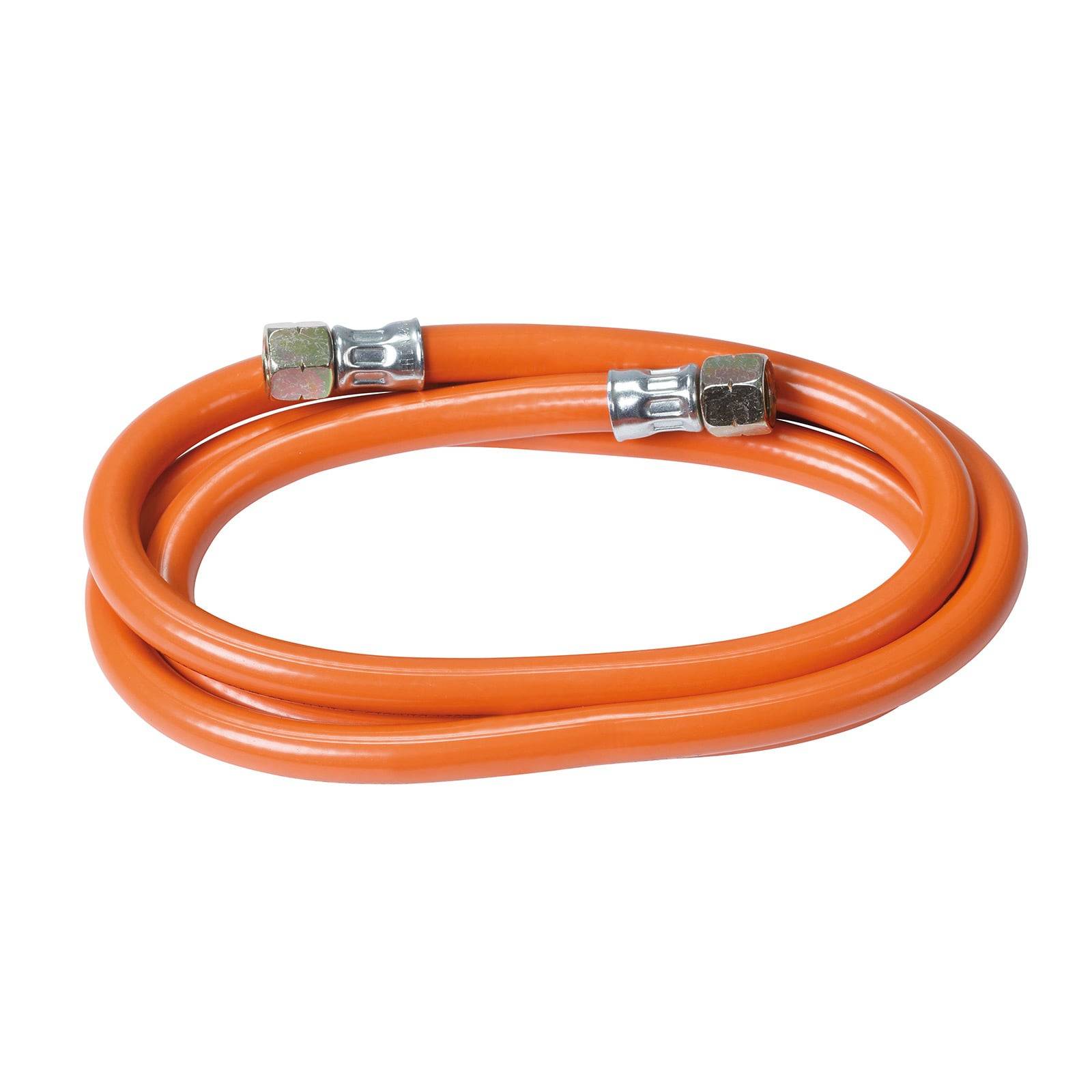 Ein orangefarbener flexibler Schlauch, der ordentlich aufgerollt ist, mit silbernen Anschlüssen an beiden Enden, der für Gas- oder Wasseranschlüsse verwendet wird.