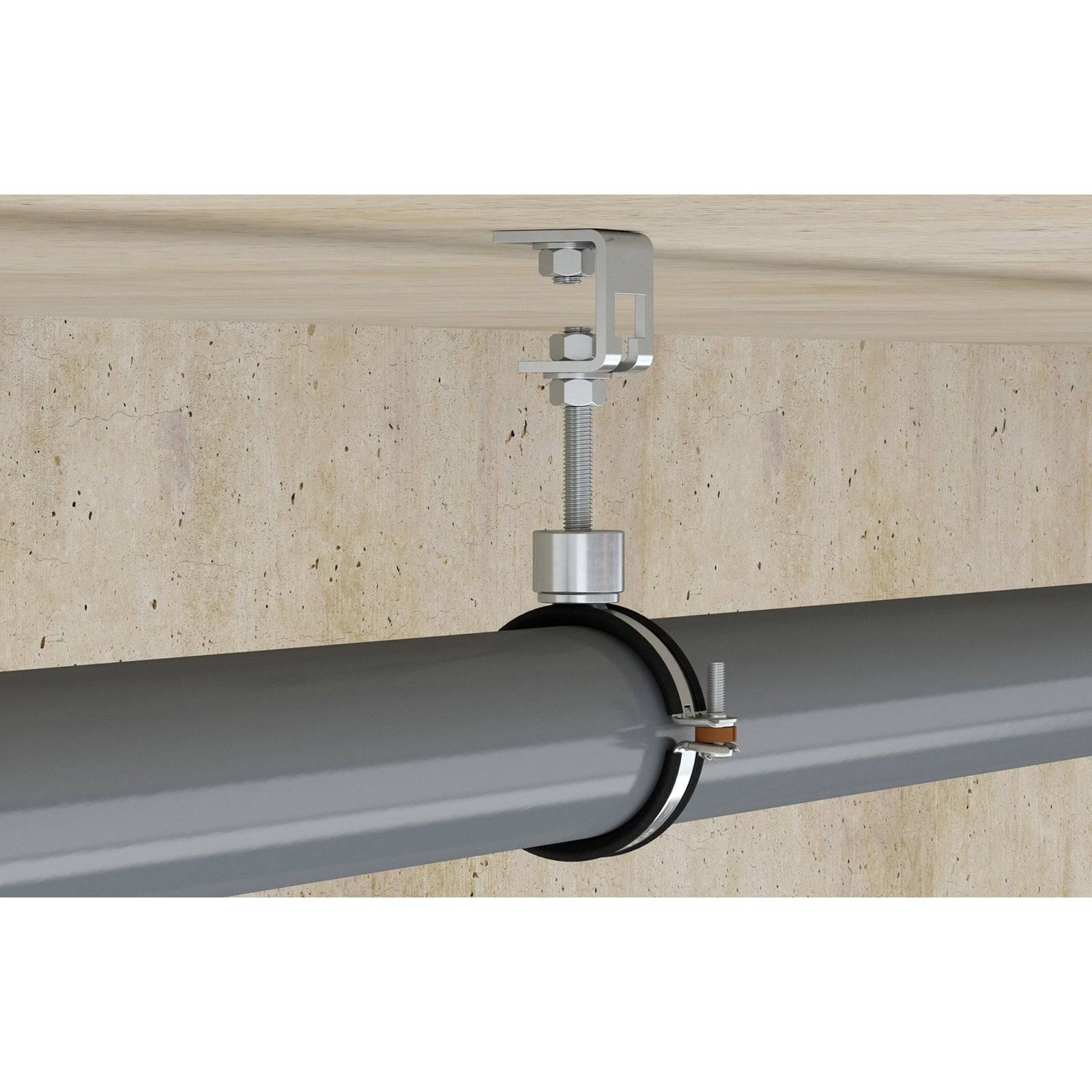 Eine Metallklemme und ein Halterungswinkel befestigen ein graues Rohr an einer Decke und veranschaulichen die industrielle Rohrinstallation.