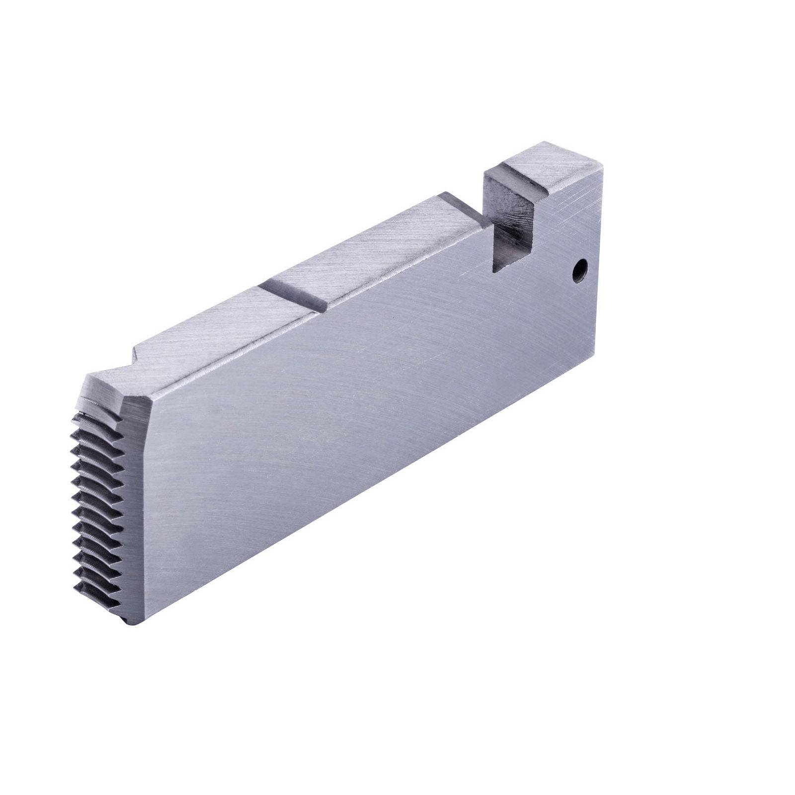 Ein Nahaufnahmebild einer metallischen Linearklingen mit gesägter Kante, charakteristisch für ein Präzisionsmaschinenwerkzeug-Bauteil.