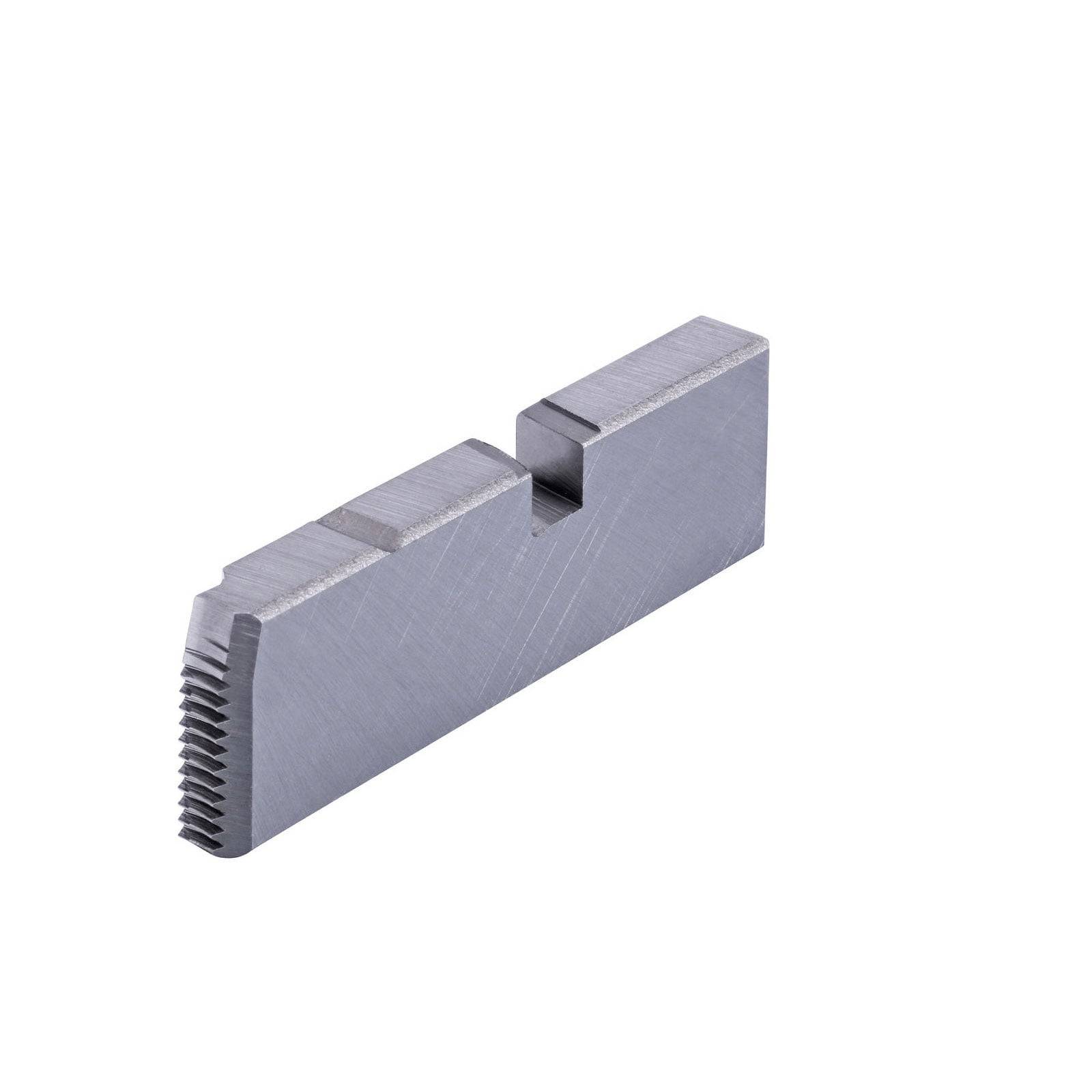 Ein rechteckiges Metallinstrument mit einer gerillten Kante und einem ausgeschnittenen Ausschnitt, das wahrscheinlich zum sicheren Greifen oder Festhalten von Gegenständen verwendet wird.