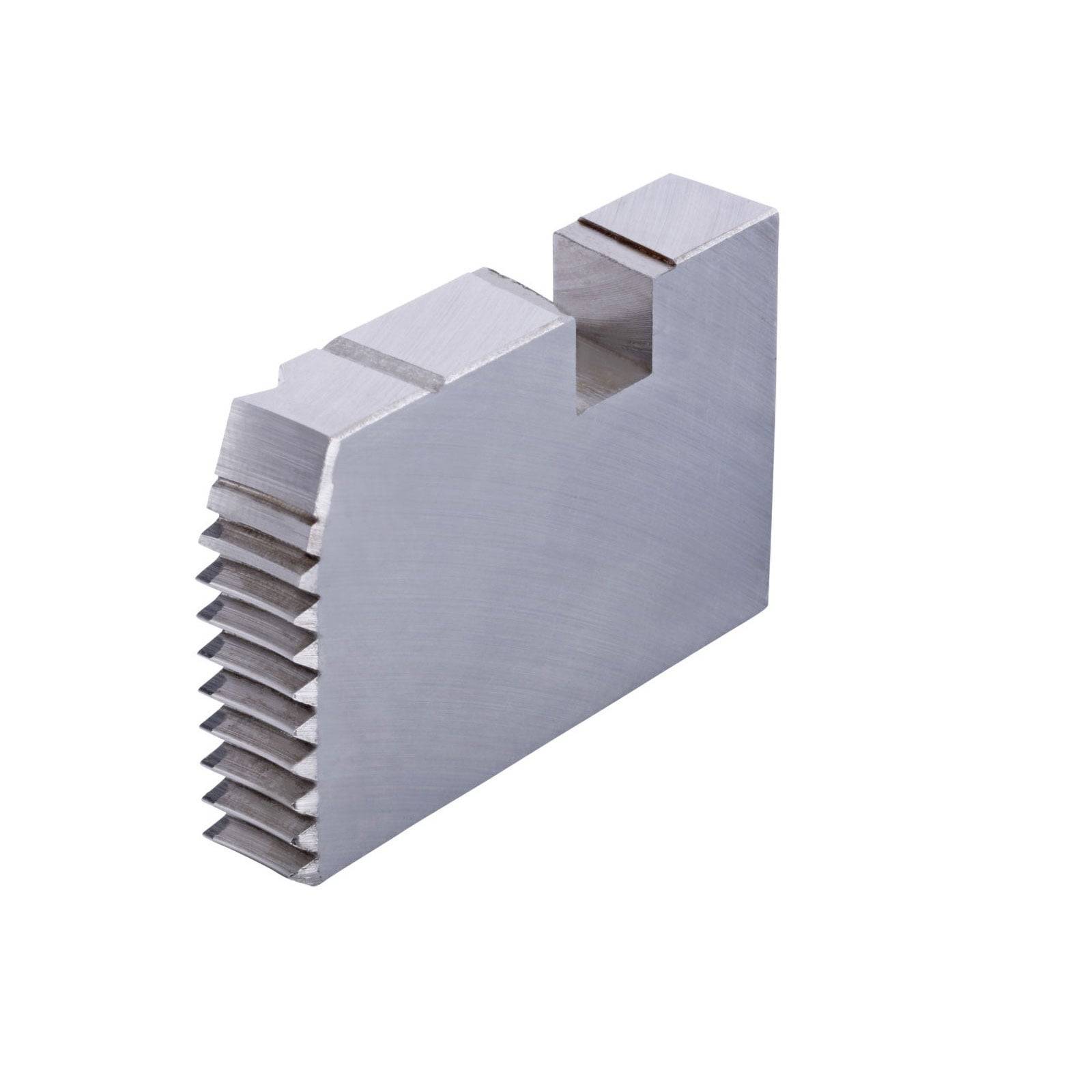 Ein Metall-Kalibrierungsprüfblock mit Stufendesign, der für Präzisionsmessungen in Bearbeitungs- oder Fertigungsprozessen verwendet wird.
