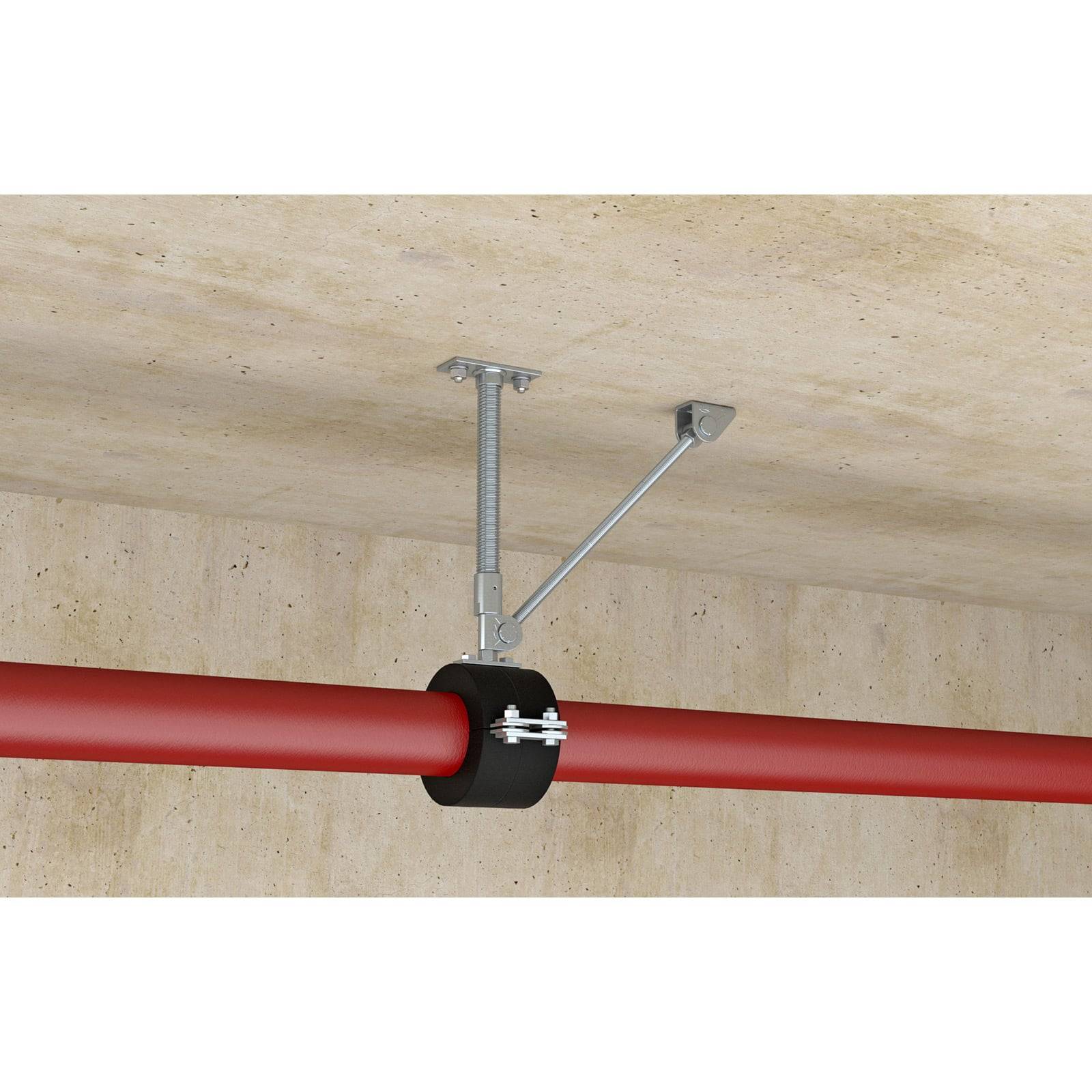 Eine rote Rohrleitung, die unter einer beigen Decke verläuft, wird von einer Metalldeckenhalterung und einer diagonalen Strebe gestützt.