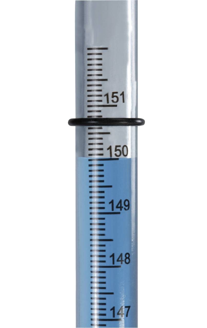 Nahaufnahme einer Spritze, bis 150 Einheiten gefüllt, mit Markierungen von 148 bis 151.