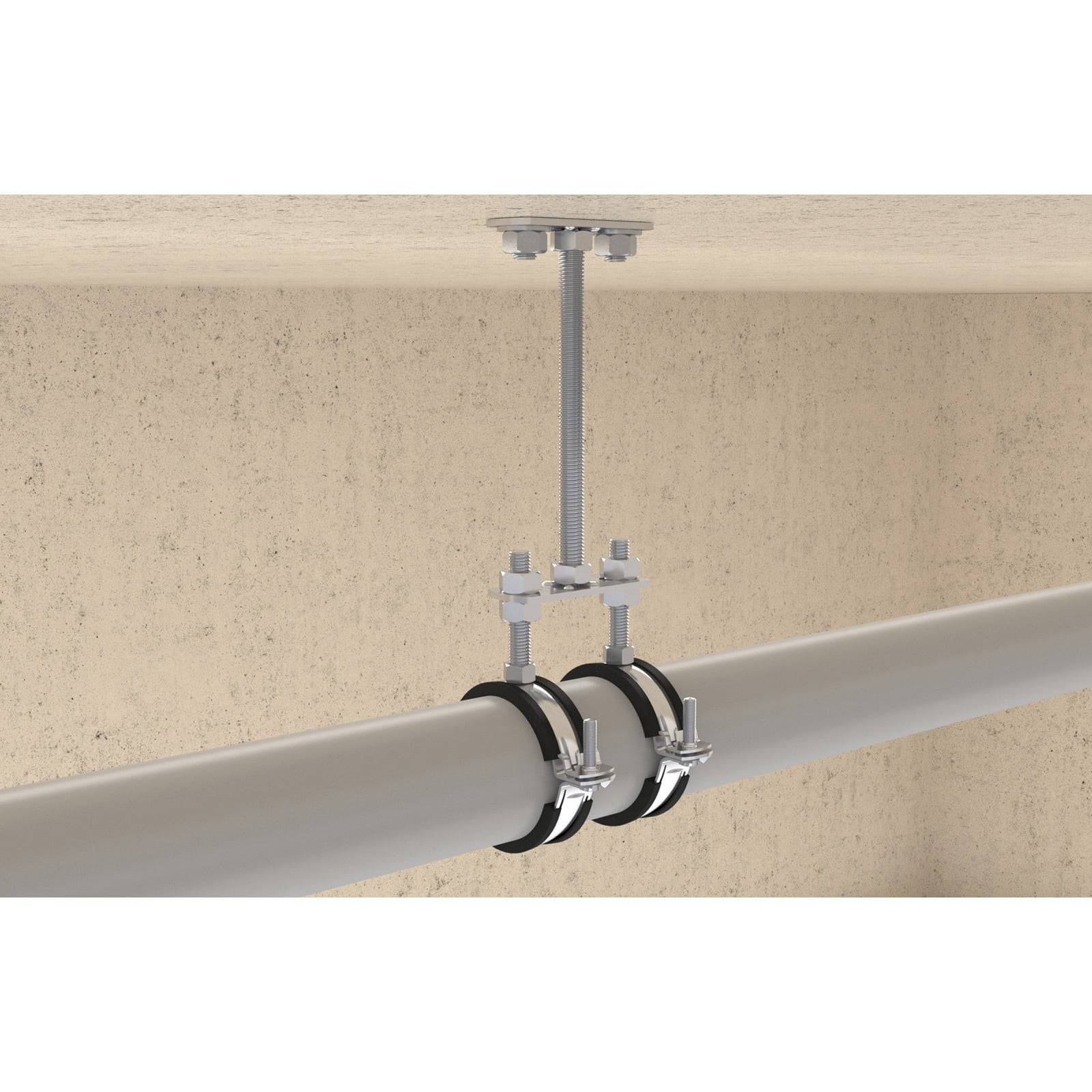Ein Metallrohr ist an der Decke mit zwei schwarzen Halterungen und einer Gewindestange befestigt.
