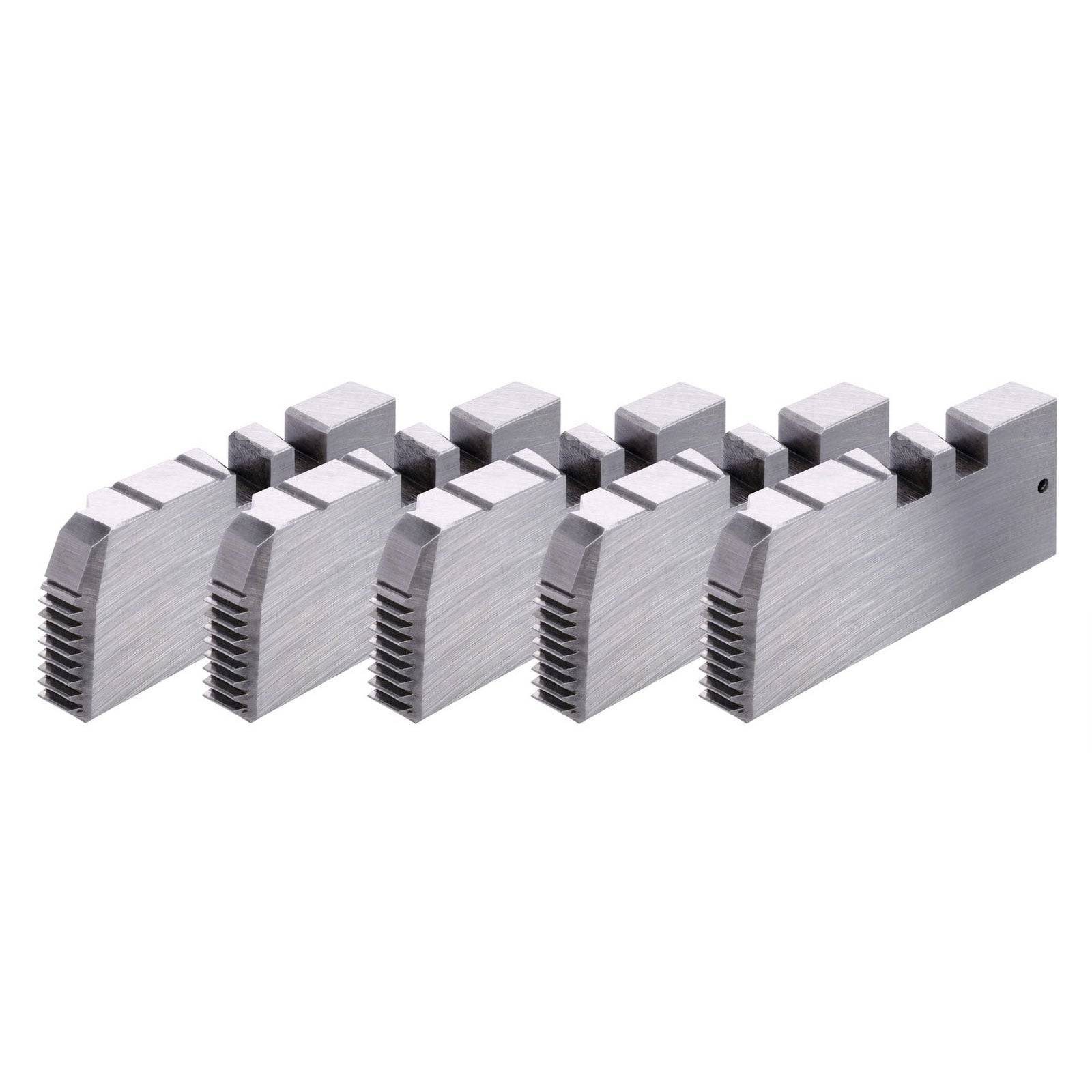 Ein Satz von vier silbernen Metallblöcken mit gerillten Mustern, in einer Reihe ausgerichtet, auf einem weißen Hintergrund.