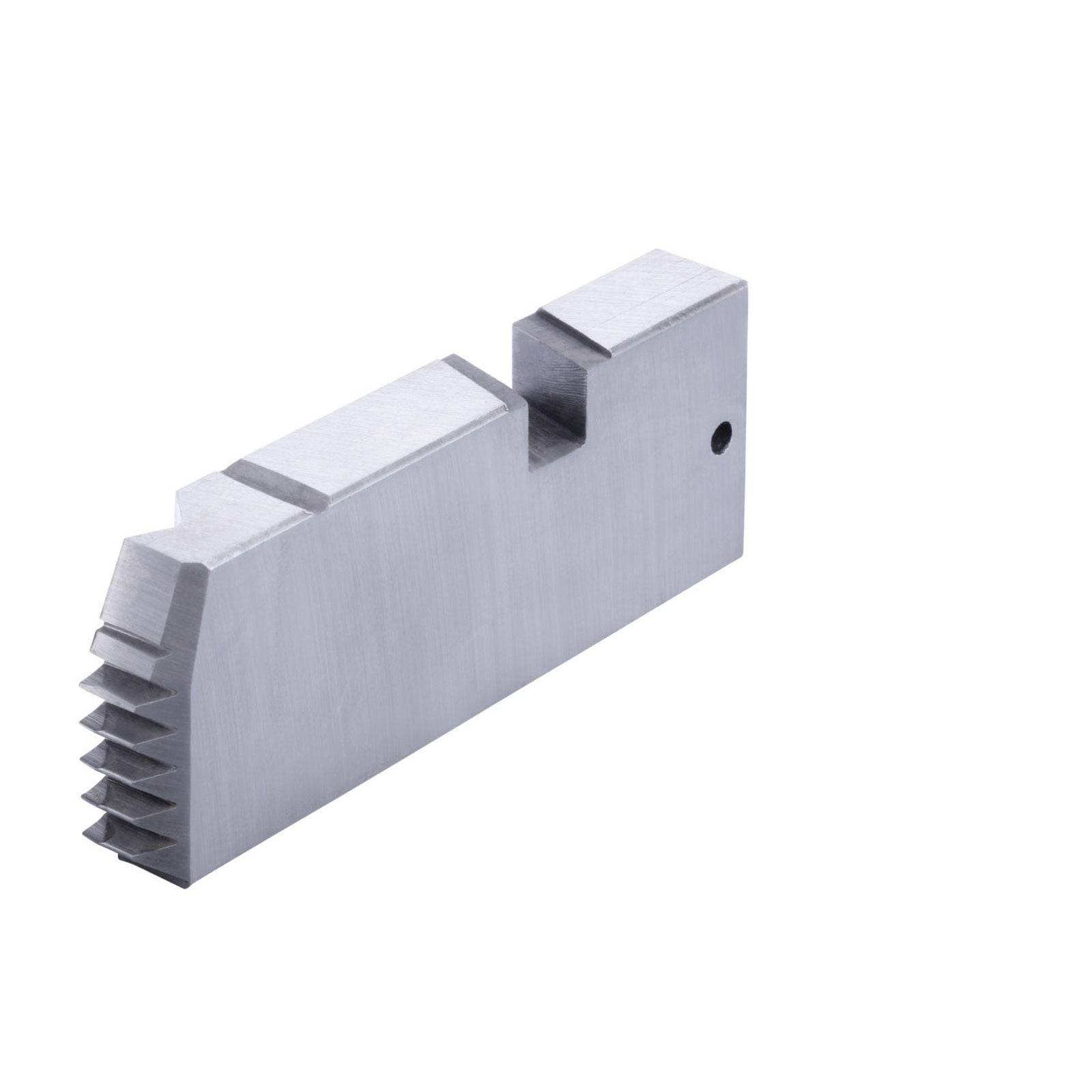 Eine rechteckige Metallkomponente mit einer gestuften Kante auf einer Seite und einer Kerbe, mit einem kleinen kreisförmigen Loch auf einer anderen Seite.