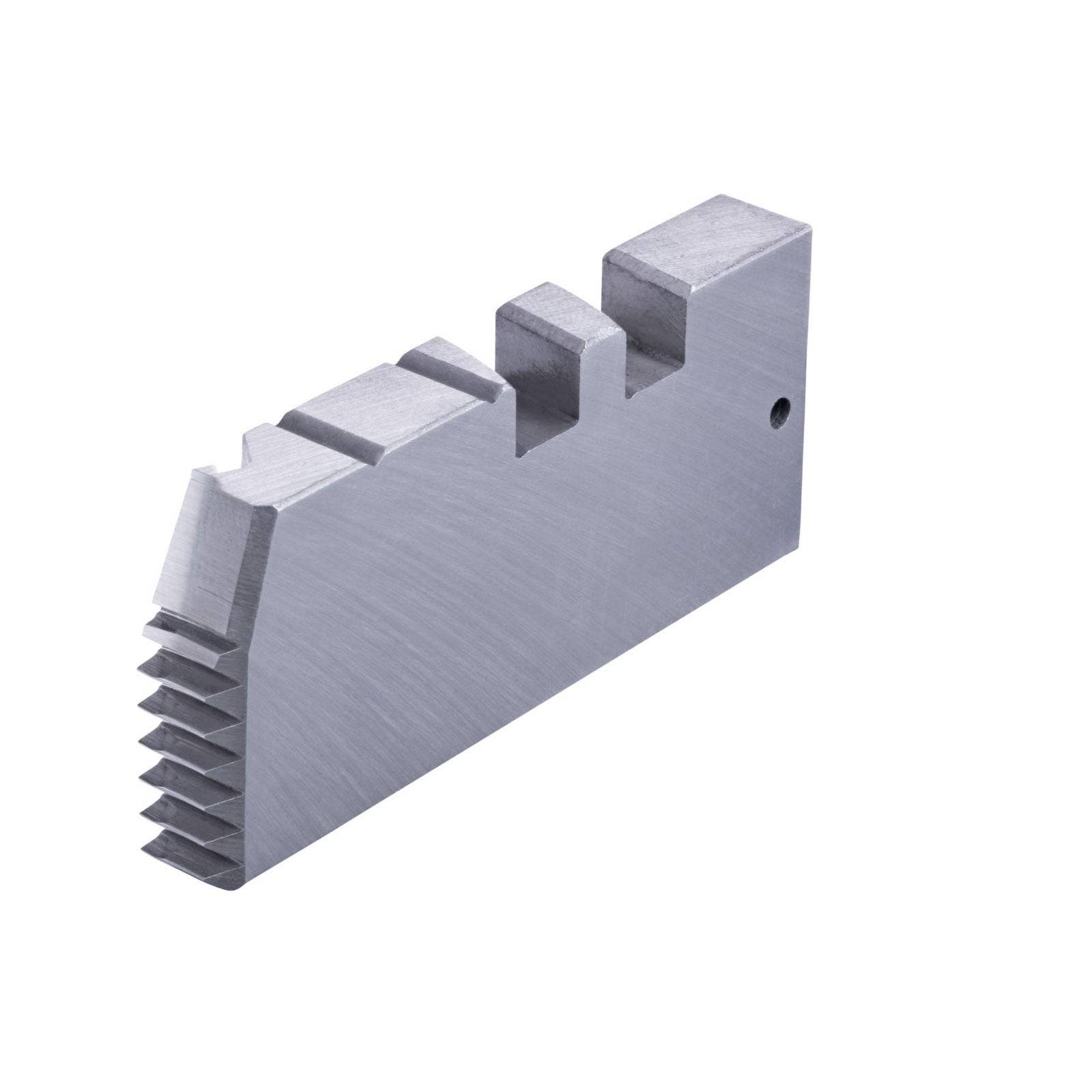 Ein Metallstufenblock mit notierten Abschnitten und einem kleinen Loch nahe der oberen Kante, der zur präzisen Positionierung in der Bearbeitung oder Fertigung verwendet wird.