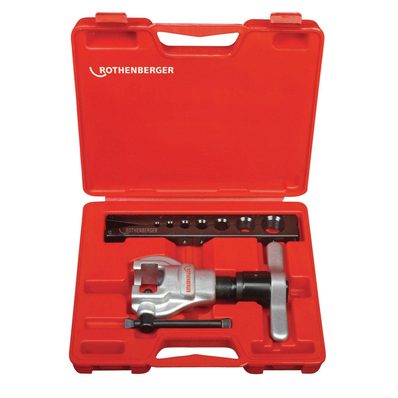 Ein rotes Rothenberger Rohraufweitungswerkzeug-Set mit verschiedenen Aufweitungsdornen und einem Rohrabschneider, übersichtlich in einem Transportkoffer angeordnet.