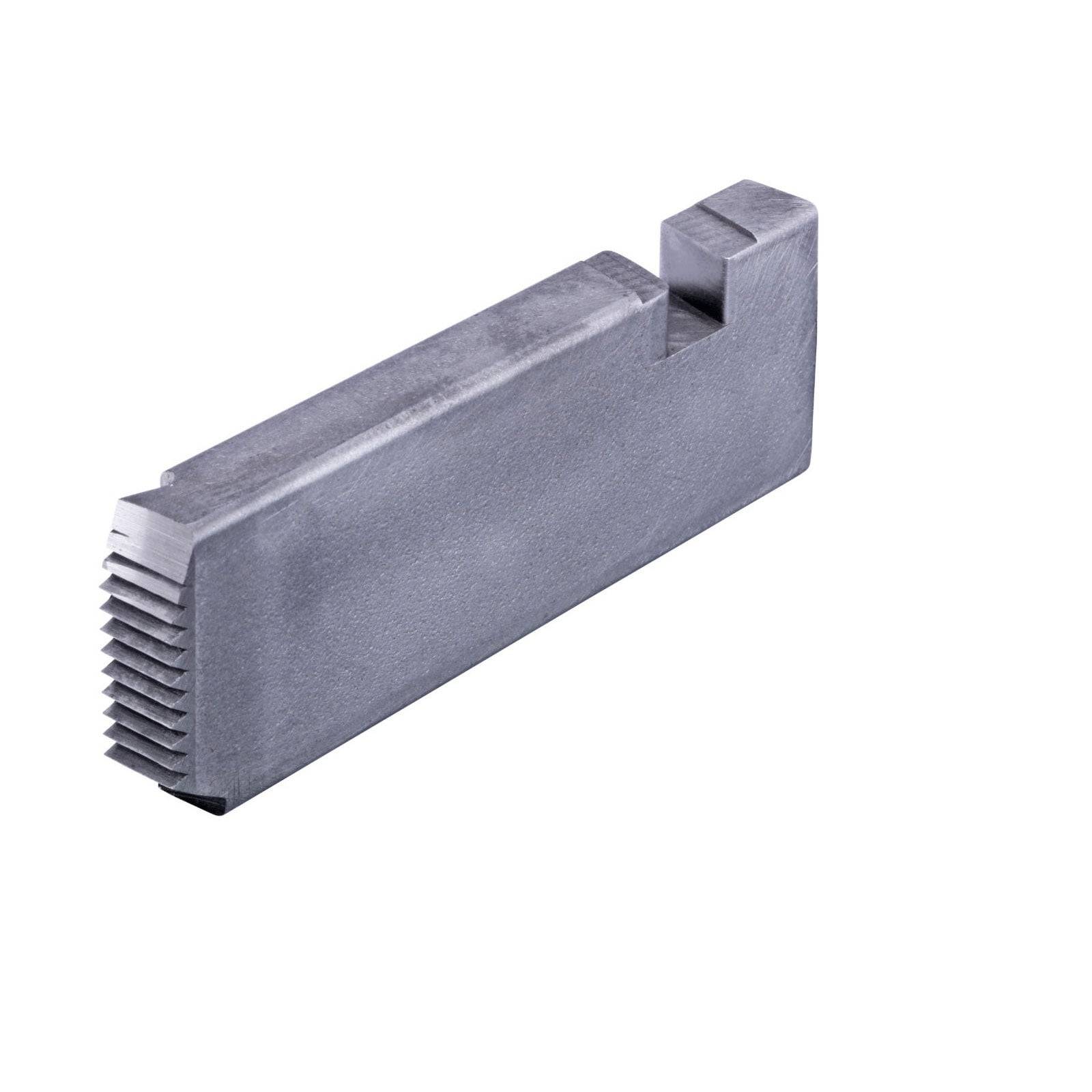 „Ein gezackter Metallblock mit Rillen entlang einer Kante, höchstwahrscheinlich eine mechanische oder industrielle Komponente, der vor einem einfarbigen Hintergrund platziert ist.