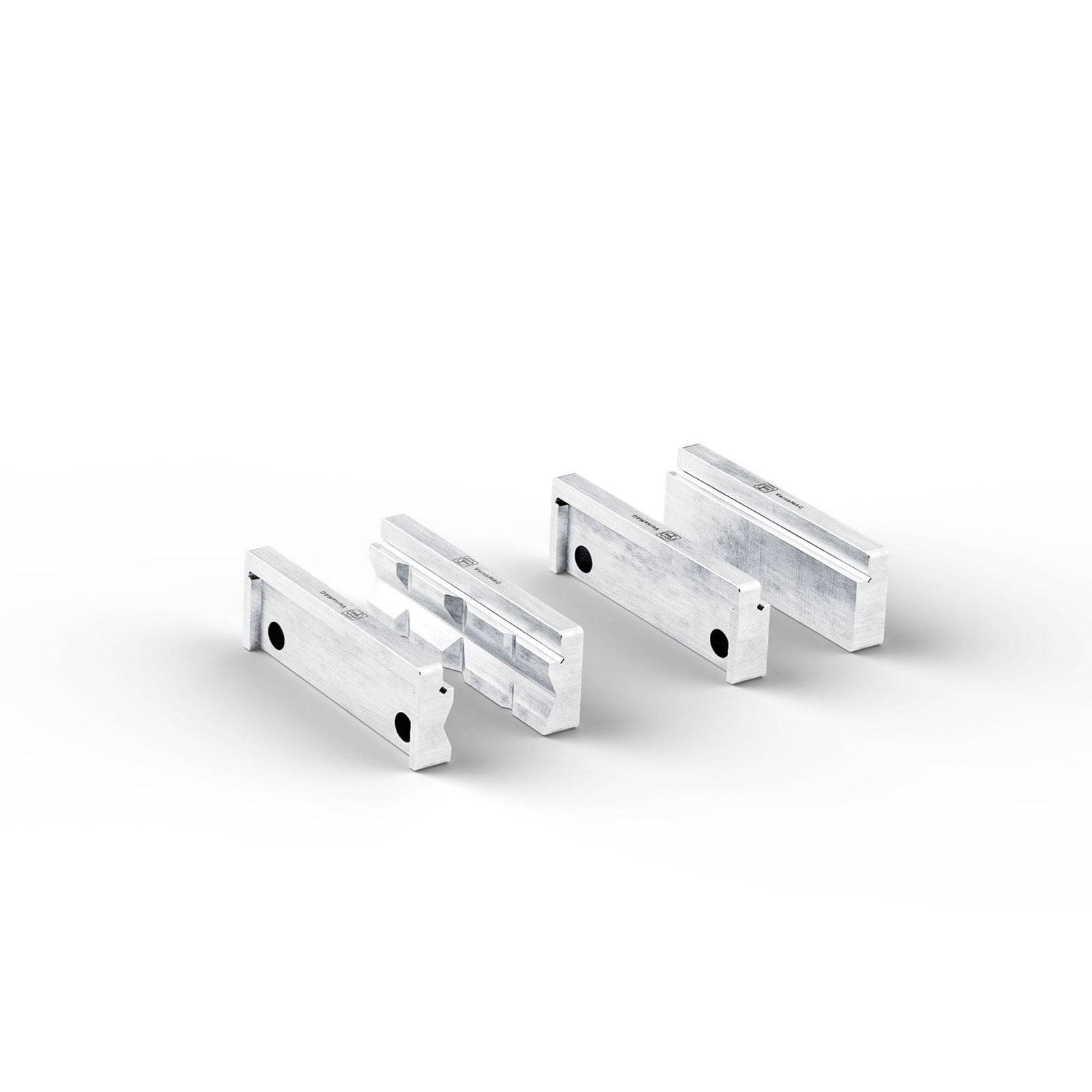 Metallhalterungen, in zwei Reihen auf einem weißen Hintergrund angeordnet, jeweils mit mehreren Löchern zur Befestigung oder für Montagezwecke.