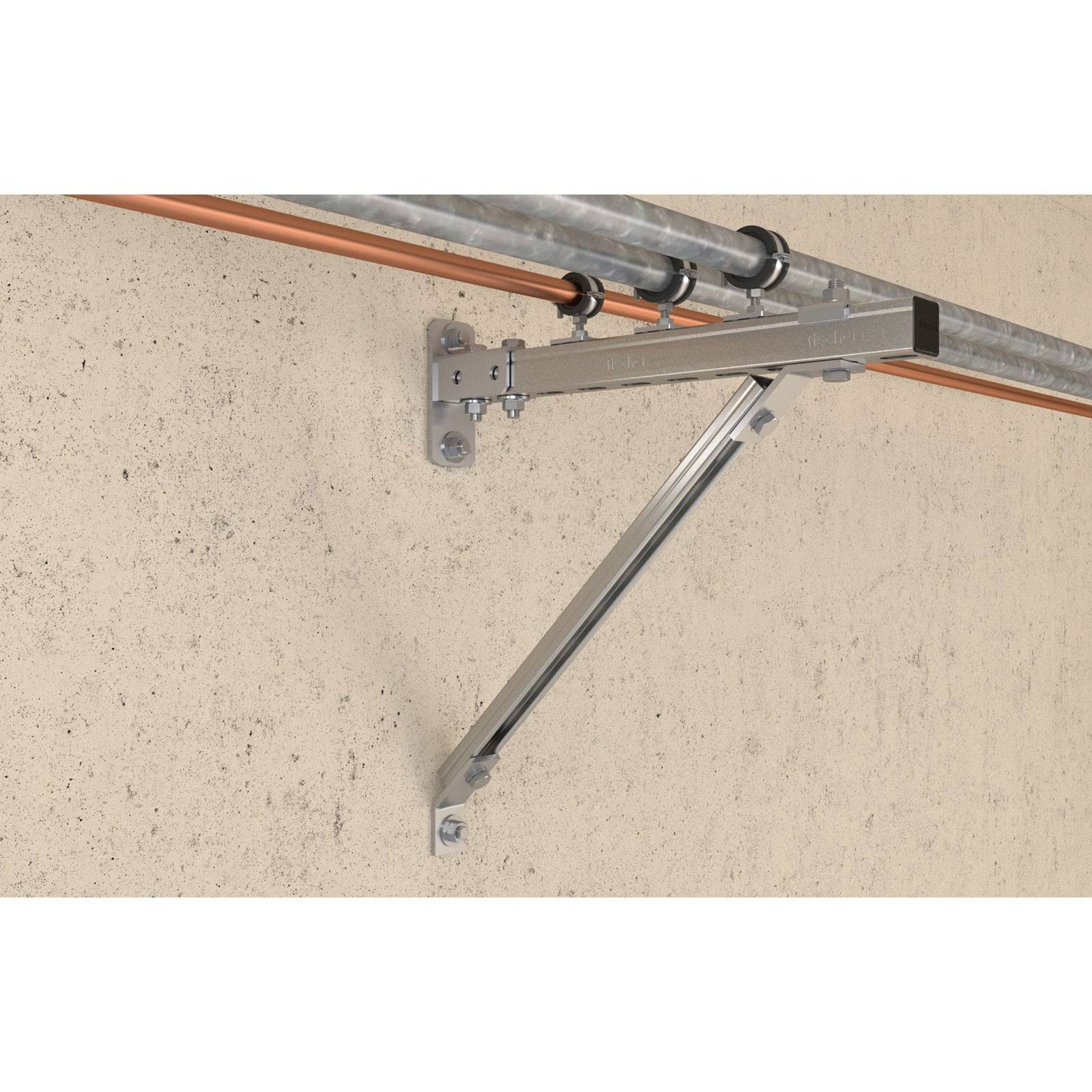 Metallhalterung stützt Rohre über Kopf an einer beigen Wand, sicher mit Schrauben befestigt.