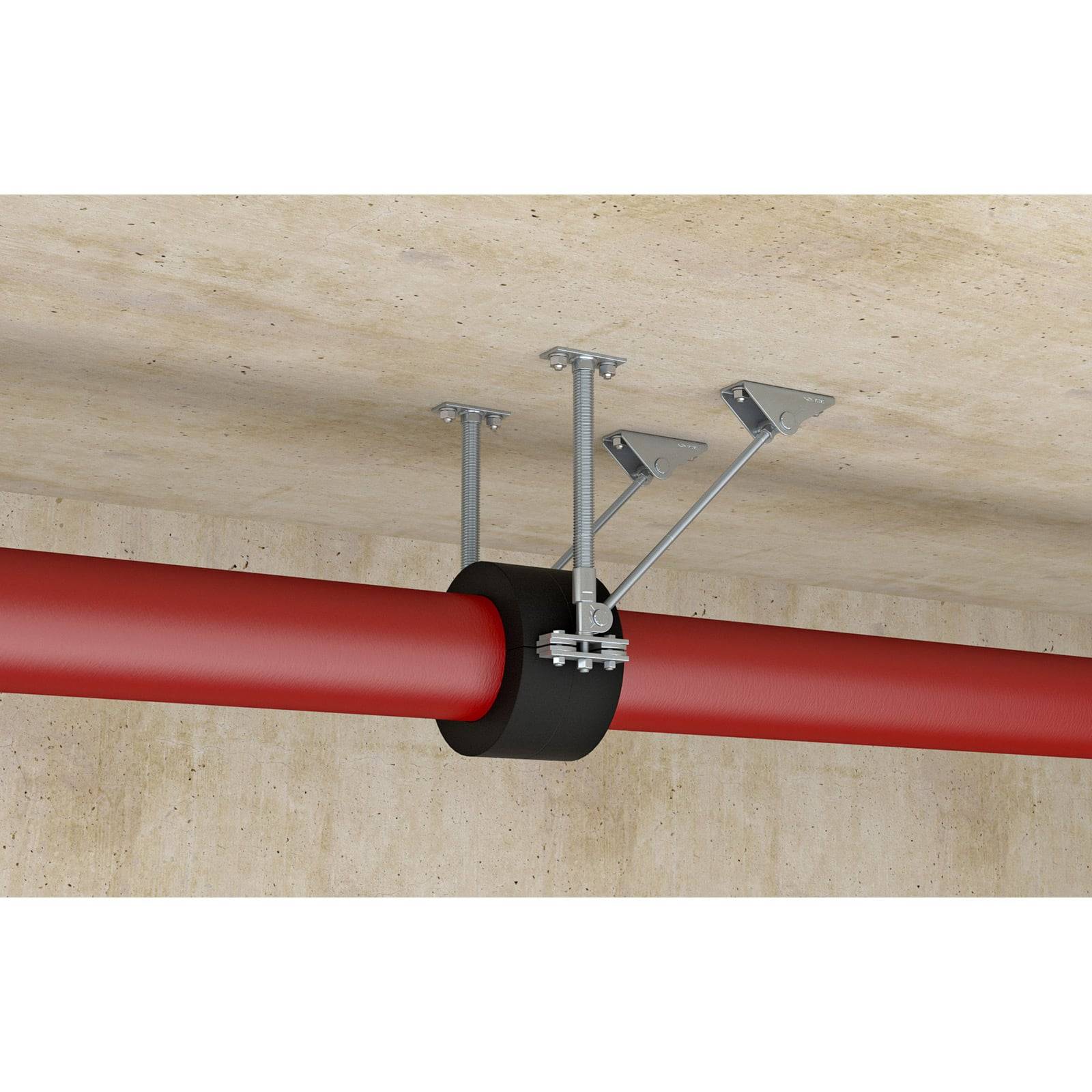 Ein roter Rohrstrang, der von der Decke hängt und von Metallhalterungen und Stützen getragen wird, und dabei ein industrielles Montagsystem präsentiert.