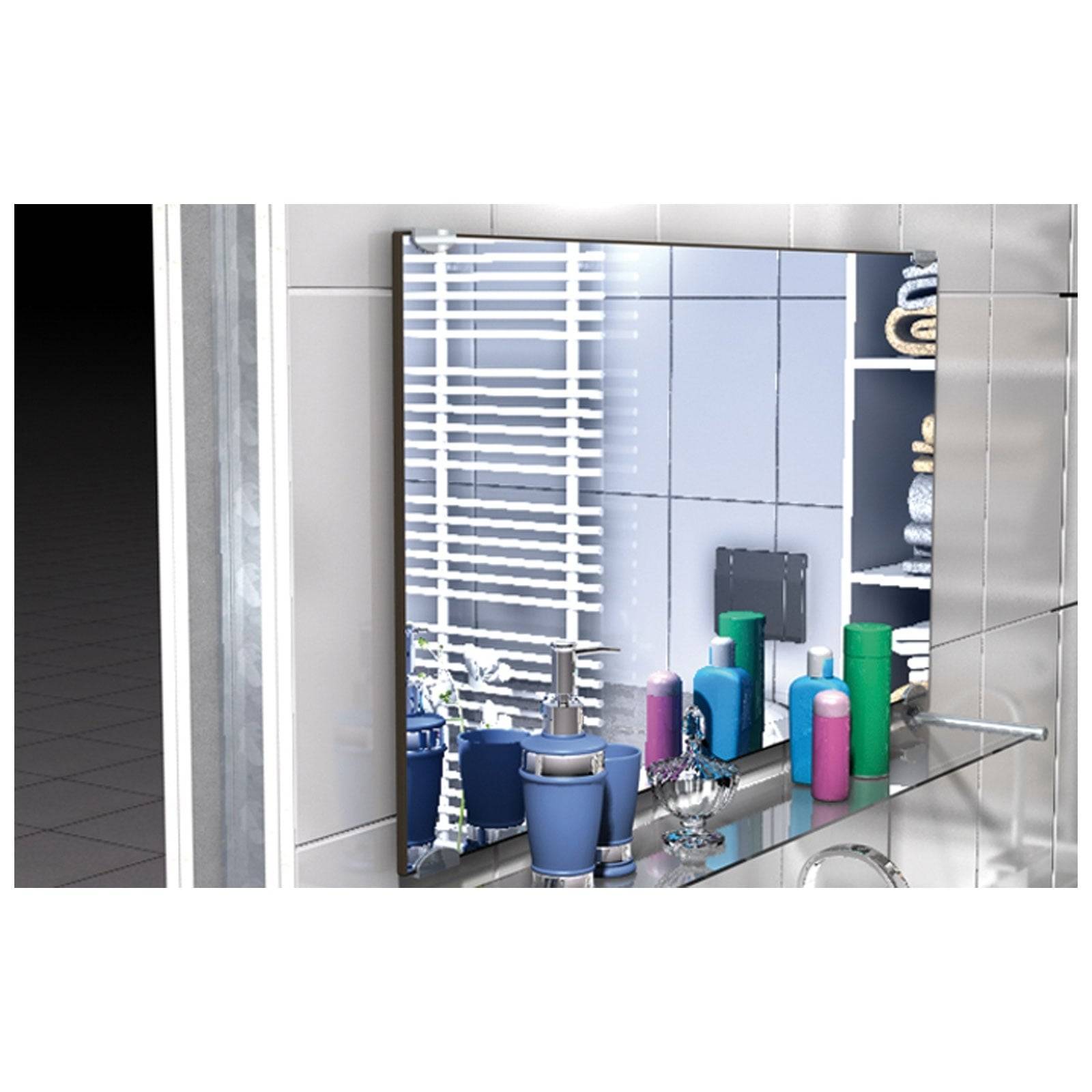 Ein Badezimmerregal mit verschiedenen bunten Toilettenartikeln, darunter Zahnbürsten, Zahnpasta und Flaschen, spiegelt sich in einem an der Wand befestigten Spiegel.