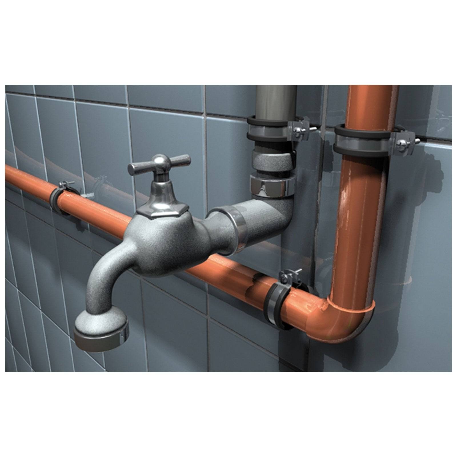 Wasserhahn mit Metallgriff, der an einer gefliesten Wand montiert ist und über Metallschellen an Kupferrohre angeschlossen ist.