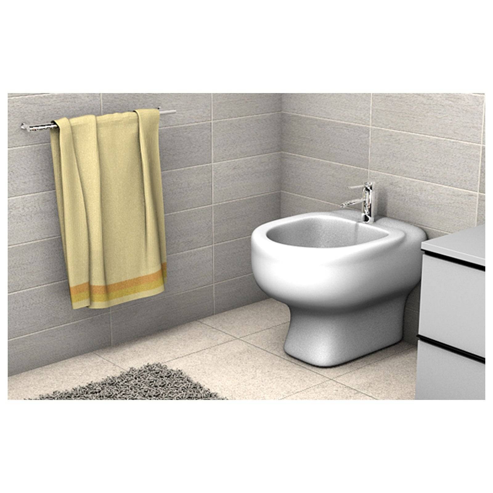 Ein modernes Badezimmer mit einem weißen Bidet, einem gelben Handtuch, das an einer Metallstange hängt, und einem grauen Badezimmerteppich auf einem gefliesten Boden.