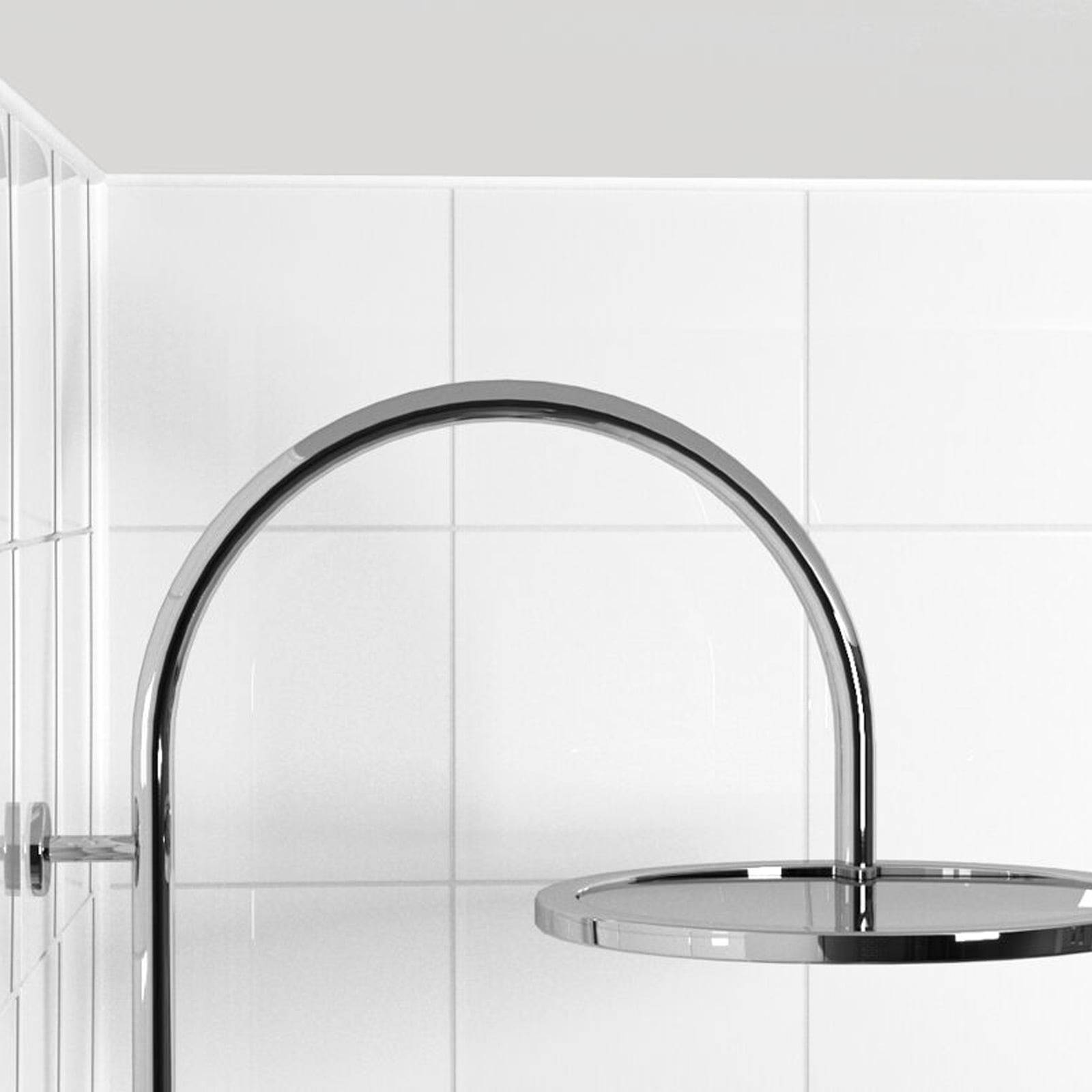 Eine moderne Chrom-Duschbrause ist in einem gefliesten Badezimmer montiert, wobei Wassertropfen um die Armatur herum sichtbar sind.