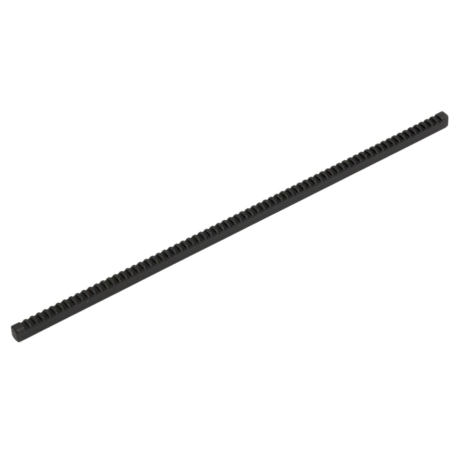 Ein schwarzes, gerades Zahnstangengetriebe mit gleichmäßig entlang seiner Länge verteilten Zähnen, das in mechanischen Systemen zur Umwandlung von Rotationsbewegung in Linearbewegung verwendet wird.