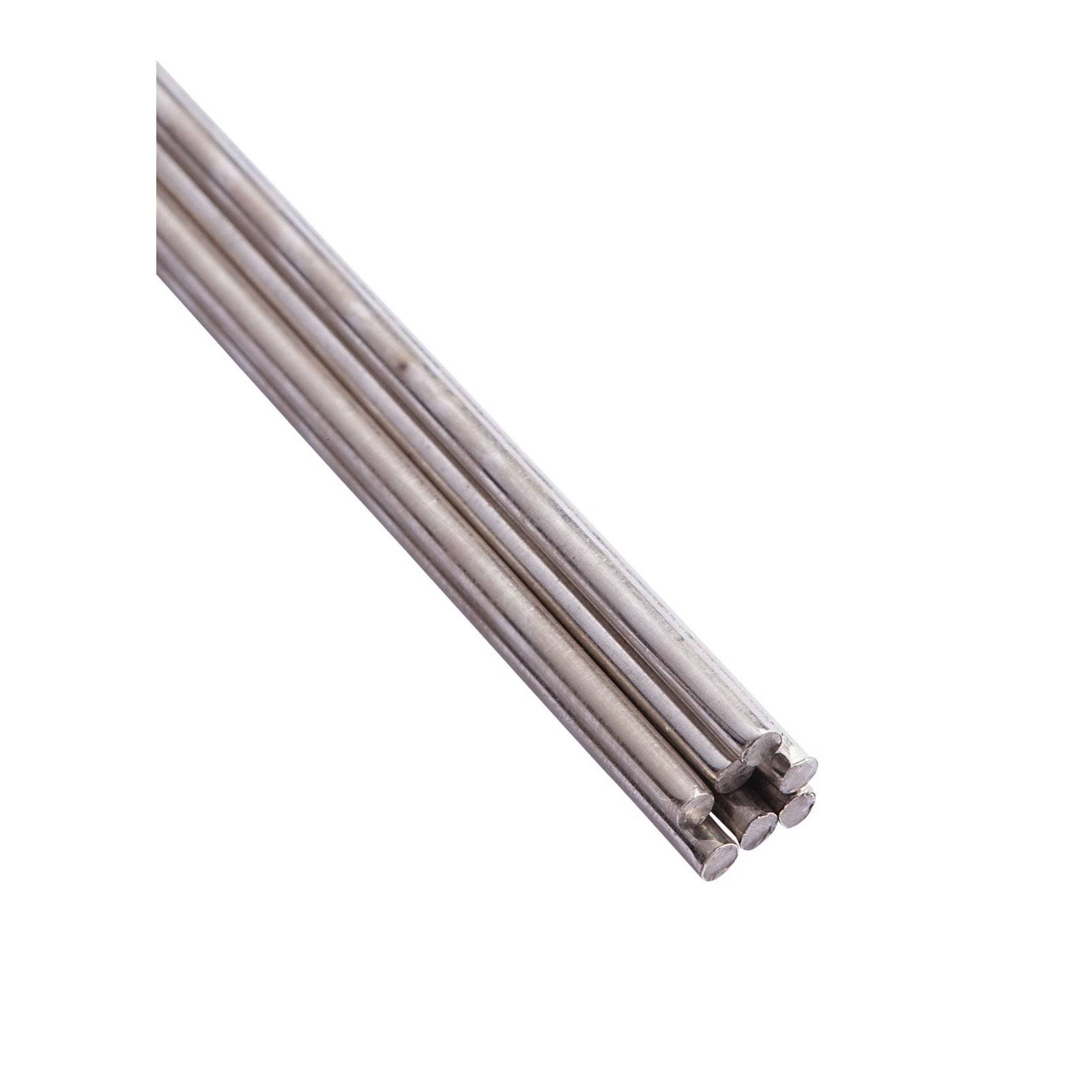 Silberne Metallstangen, zusammengebündelt, teilweise sichtbar, vor einem schlichten weißen Hintergrund.