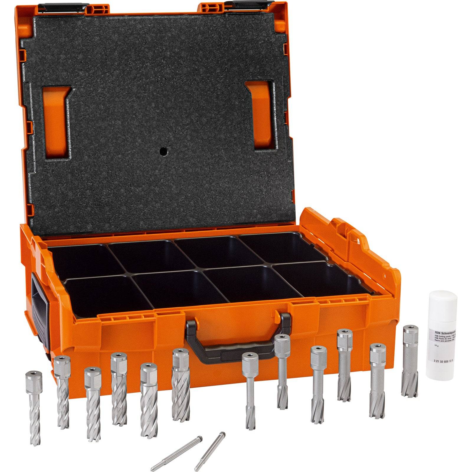 Geöffnete orangefarbene Werkzeugbox mit zwölf Fächern, vor der verschiedene Metallbohrer platziert sind; ein zylindrisches Objekt ist ebenfalls enthalten.