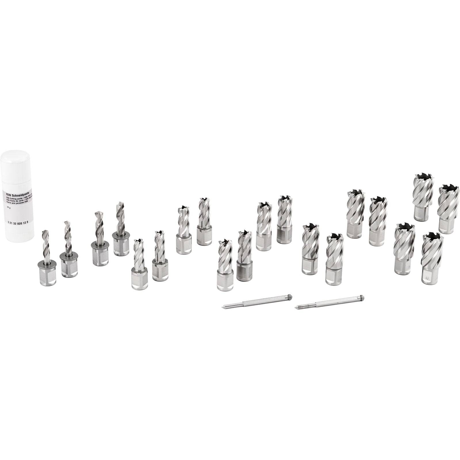 Eine Reihe von Schneidwerkzeugen aus Silber-Stahl in unterschiedlichen Größen, neben zwei zusätzlichen zylindrischen Komponenten und einem weißen Behälter.