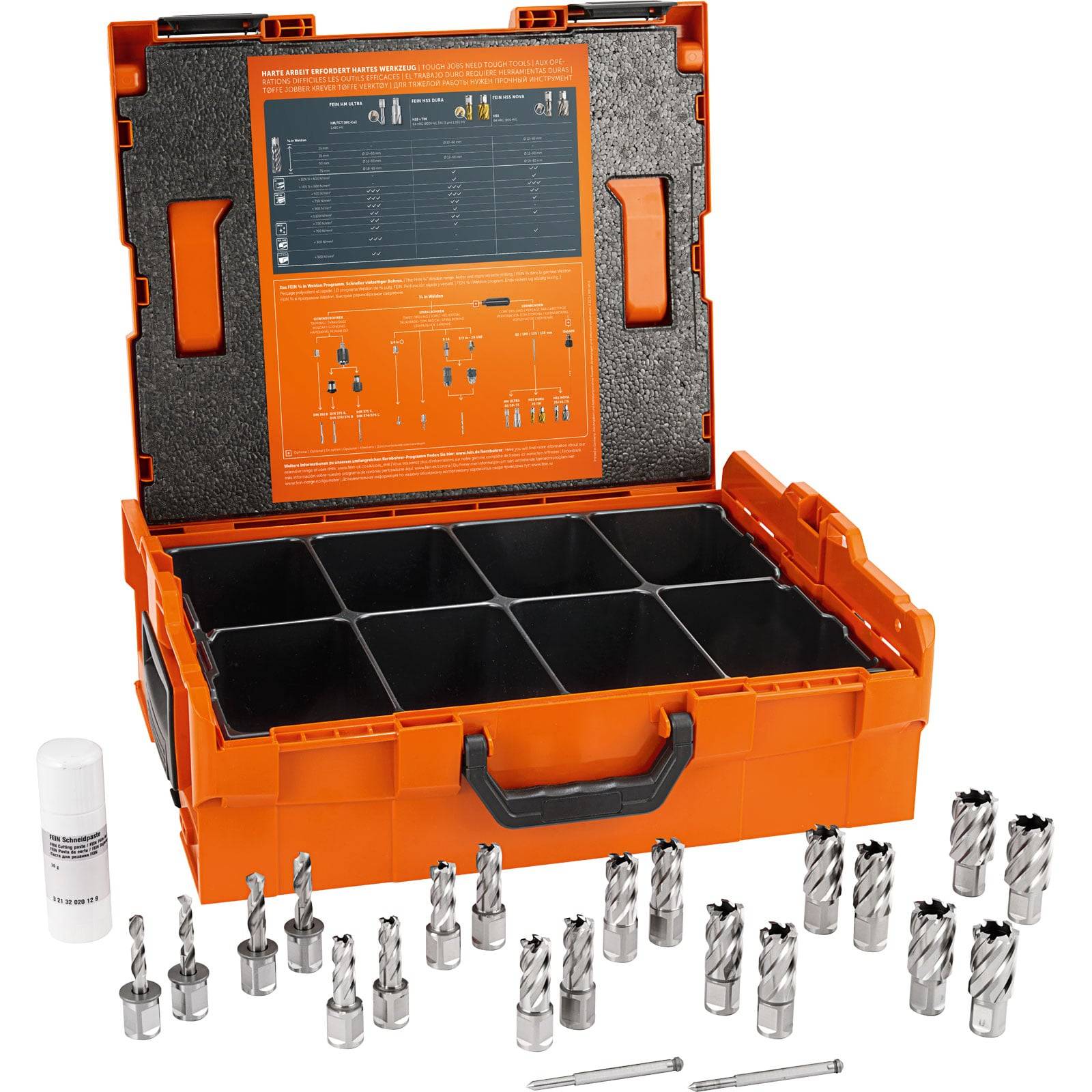 Eine offene orangefarbene Werkzeugkiste enthält verschiedene Größen von Bohrern und Zubehör, sorgfältig angeordnet, mit einem Anleitungsblatt im Deckel.