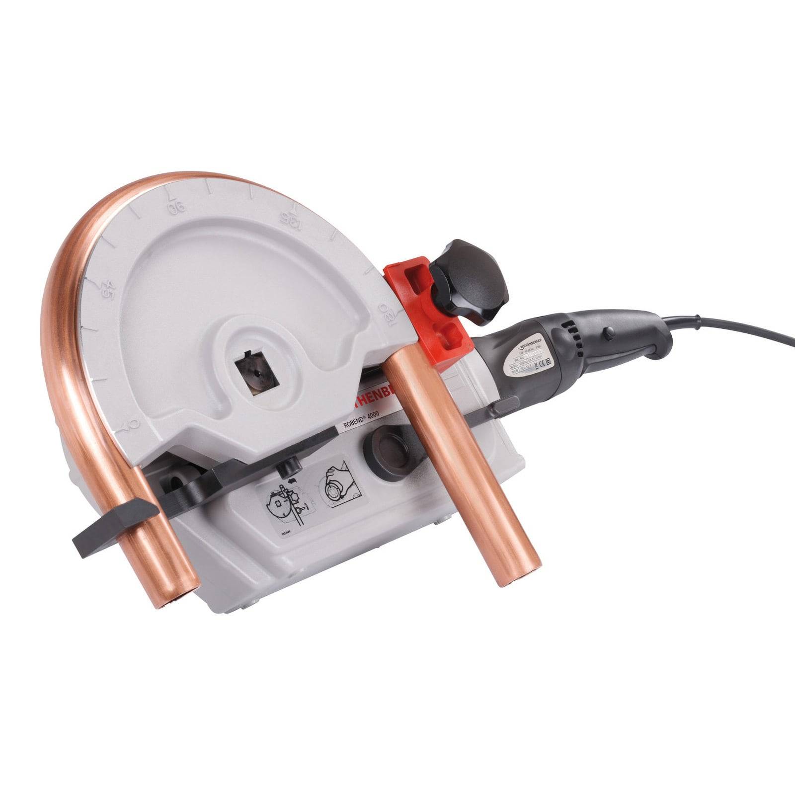 Ein Rohrbieger mit einem eingelegten Kupferrohr, der Winkelmessungen und Griffgriffe zeigt, für präzise Bieganwendungen.