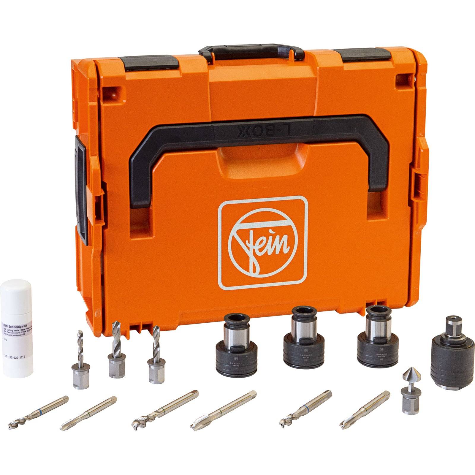 Orangefarbene Transportbox der Marke 'Fein' mit schwarzen Griffen, umgeben von Bohrern und Zubehörkomponenten, die davor angeordnet sind.