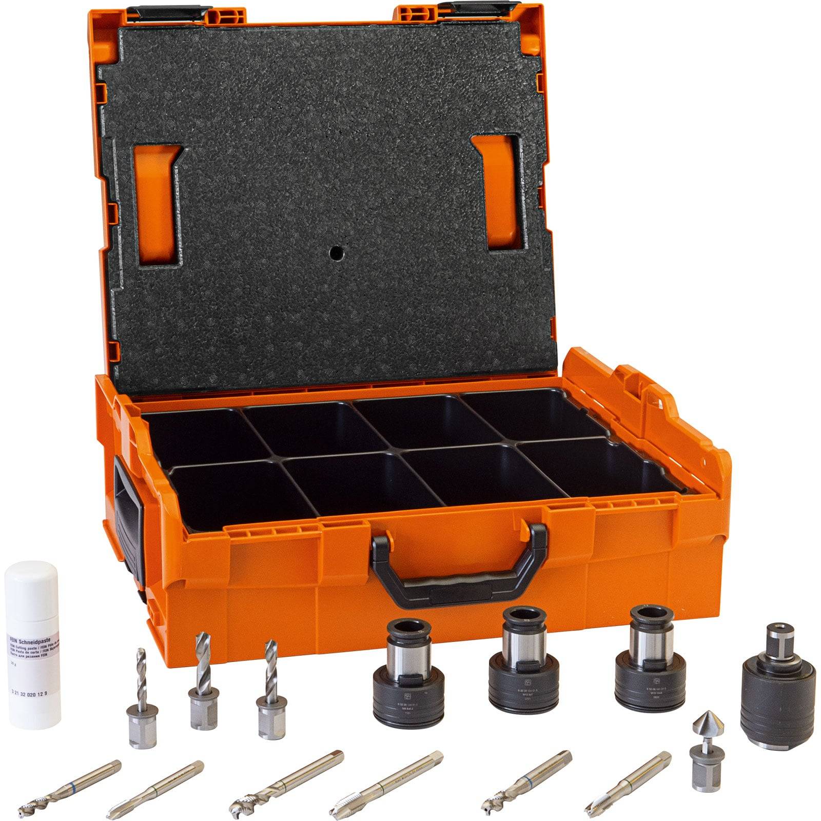 Eine orangefarbene Werkzeugkiste geöffnet, um Fächer zu zeigen, mit verschiedenen Bohrern und Zubehörteilen, die davor aufgereiht sind.