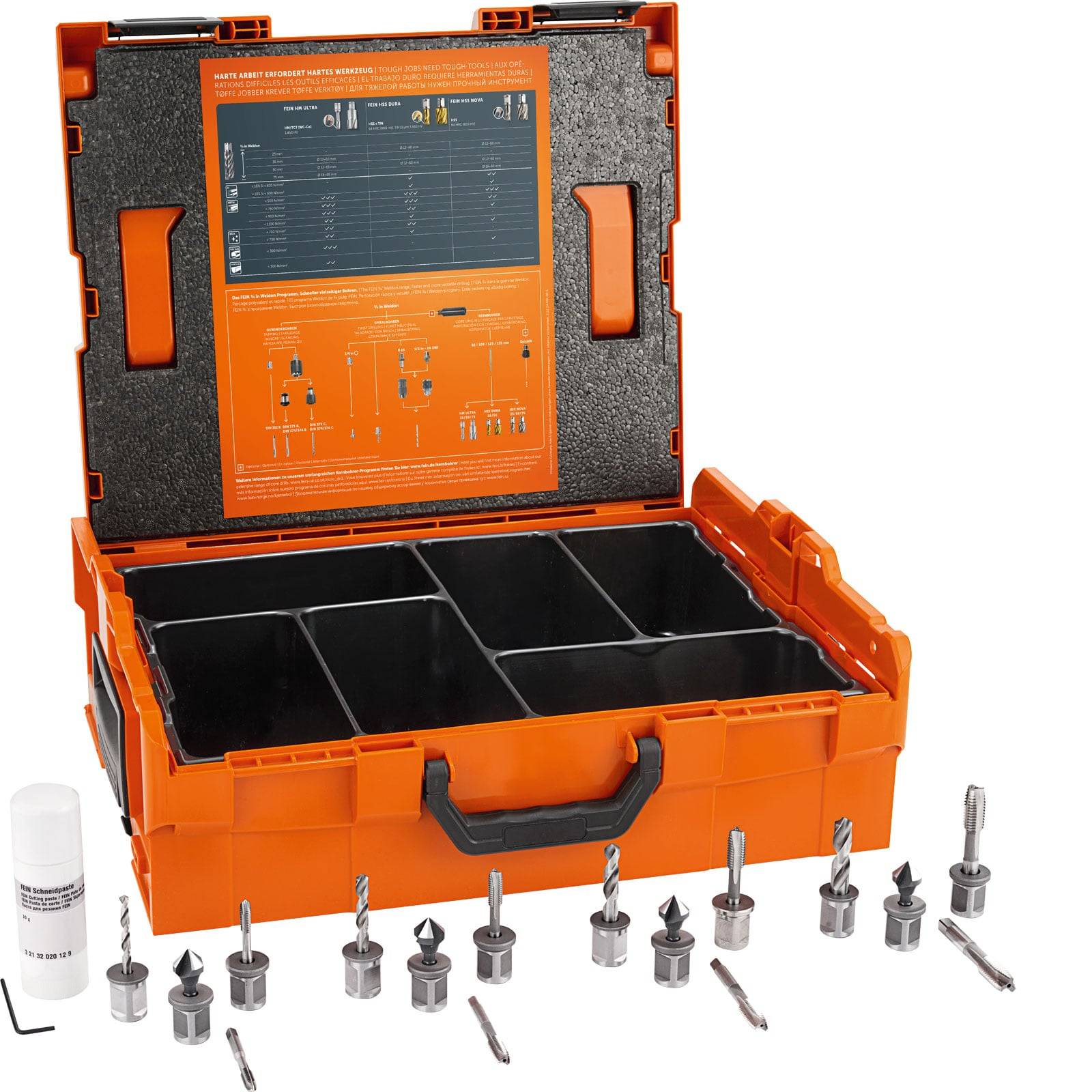 Orangefarbene Kunststoff-Aufbewahrungsbox mit verschiedenen Bohrern und Fräsern, mit Fächern im Inneren und zusätzlichen Bits, die davor ausgelegt sind.