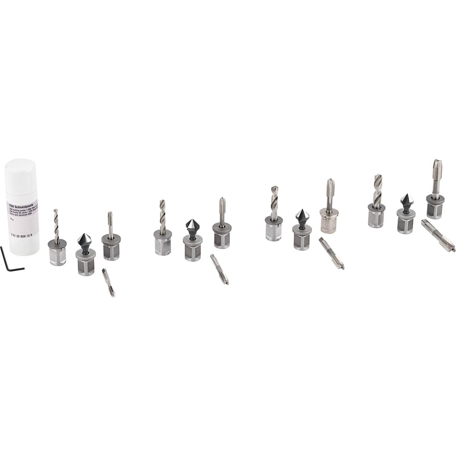 Ein Satz von Holzstöpselfräsern und Bohrern in verschiedenen Größen und Formen ist in einer Reihe auf weißem Hintergrund angeordnet, mit einem Inbusschlüssel als Zubehör.