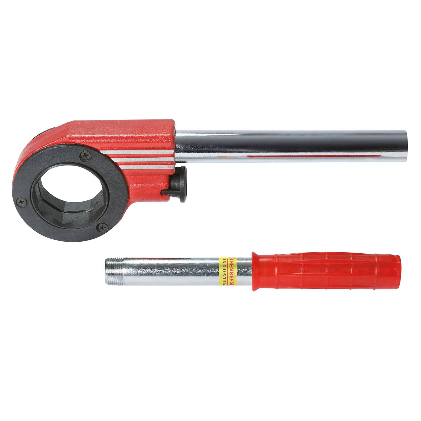 Ein Rohrschlüssel aus Metall mit einem roten Griff, entwickelt zum Greifen und Drehen von Rohren, dargestellt neben einem abgeschraubten Metallrohrabschnitt.