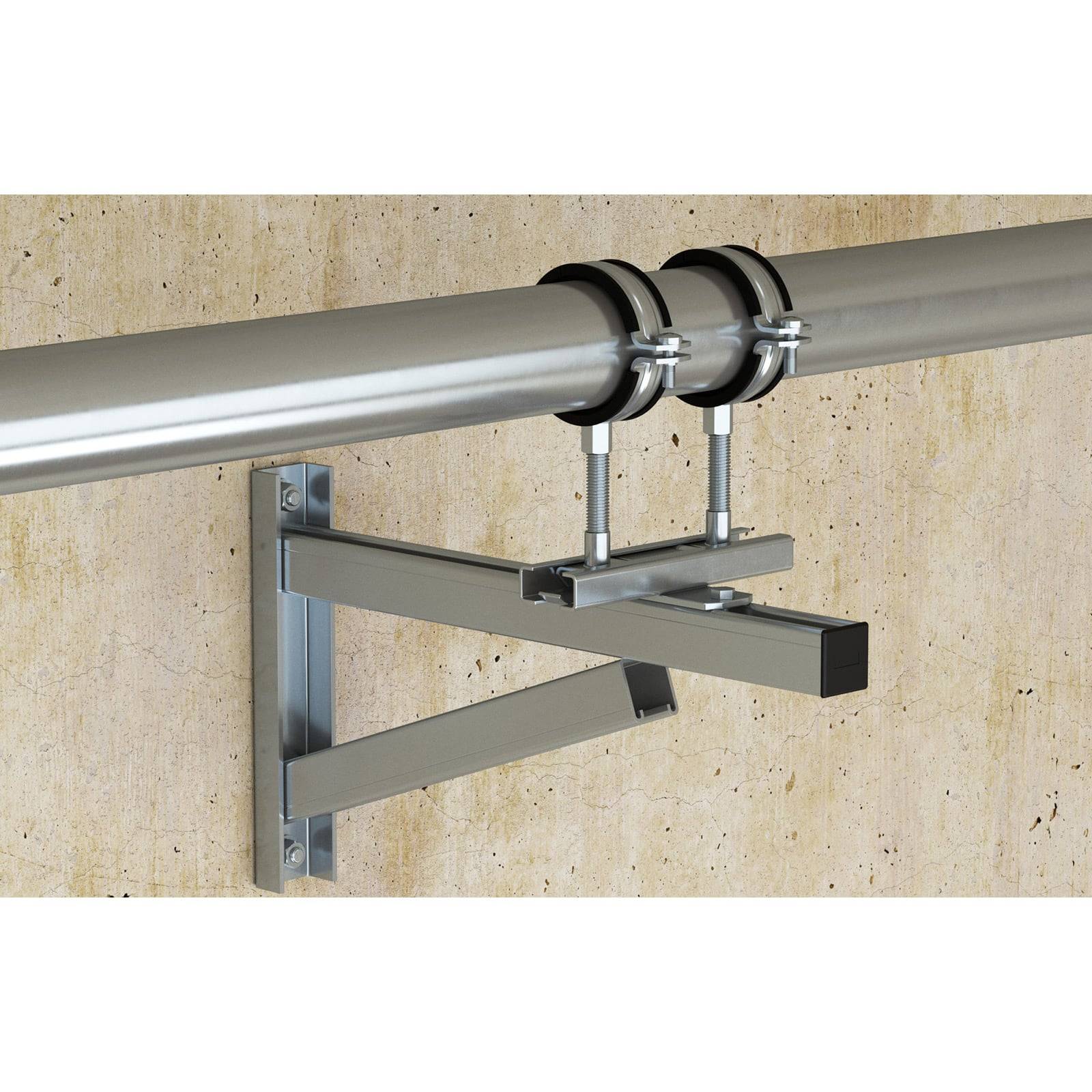 Ein Metallrohr mit zwei Schellen, die an einem Halterung befestigt sind, die an einer beigen Wand montiert ist. Die Anordnung scheint das Rohr sicher zu stützen.