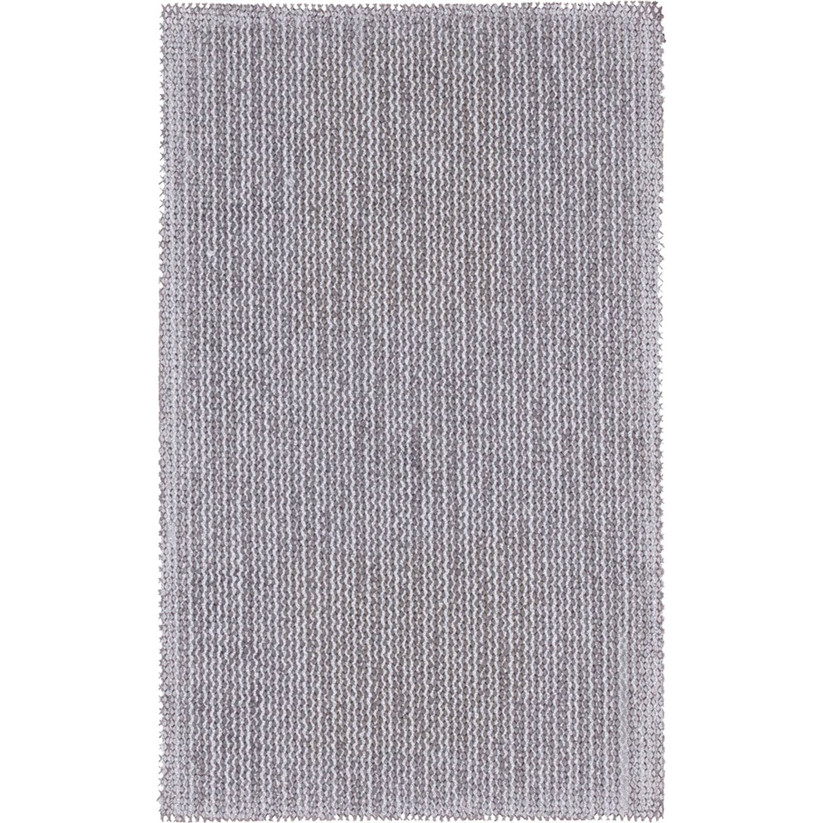 Ein grauer strukturierter Teppich mit geripptem Muster, der dezente Nuancierungen in der Farbgebung aufweist und dadurch ein schlichtes und modernes Design kreiert.