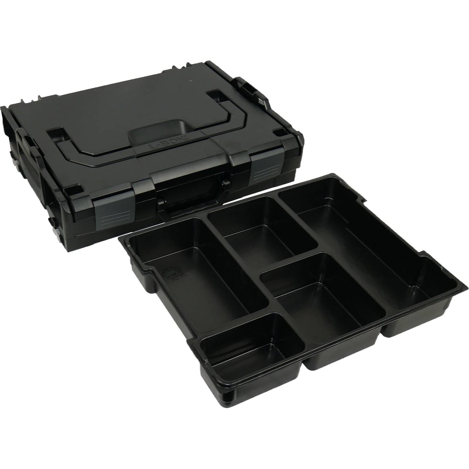 Eine schwarze modulare Werkzeugbox mit einem abnehmbaren Innentablett mit mehreren Fächern. Der Deckel ist geöffnet und zeigt das Lagersystem.