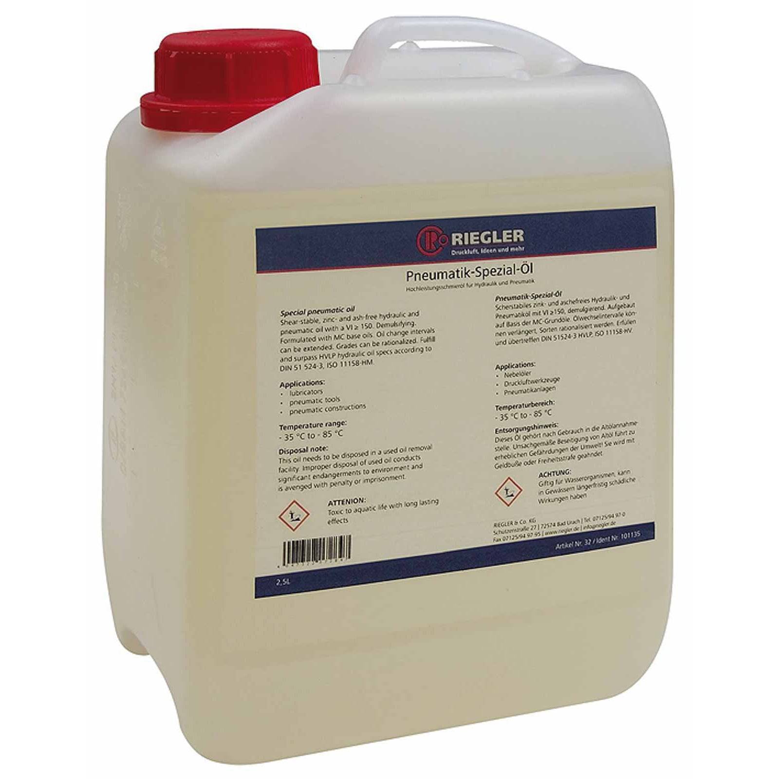 Weißer Plastikbehälter mit einem roten Deckel, beschriftet mit 'Riegler Pneumatik-Spezial-Öl', gefüllt mit Pneumatiköl. Warnhinweise für Entflammbarkeit.