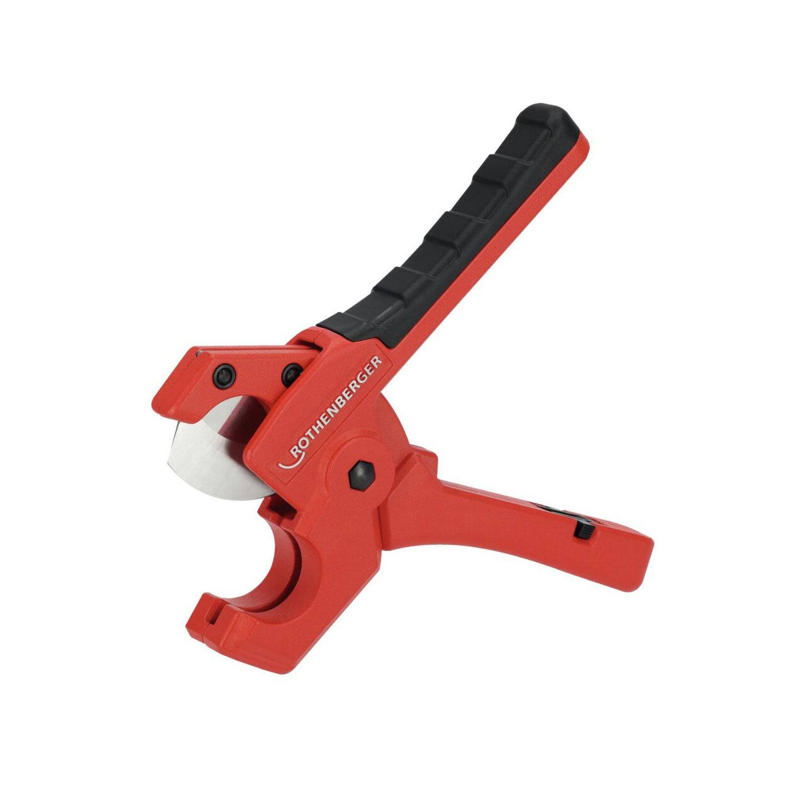 Roter Kunststoffrohrschneider mit gezahntem Griff und scharfer Klinge, entwickelt zum Schneiden von Kunststoffrohren. Markenname auf dem Griff sichtbar.