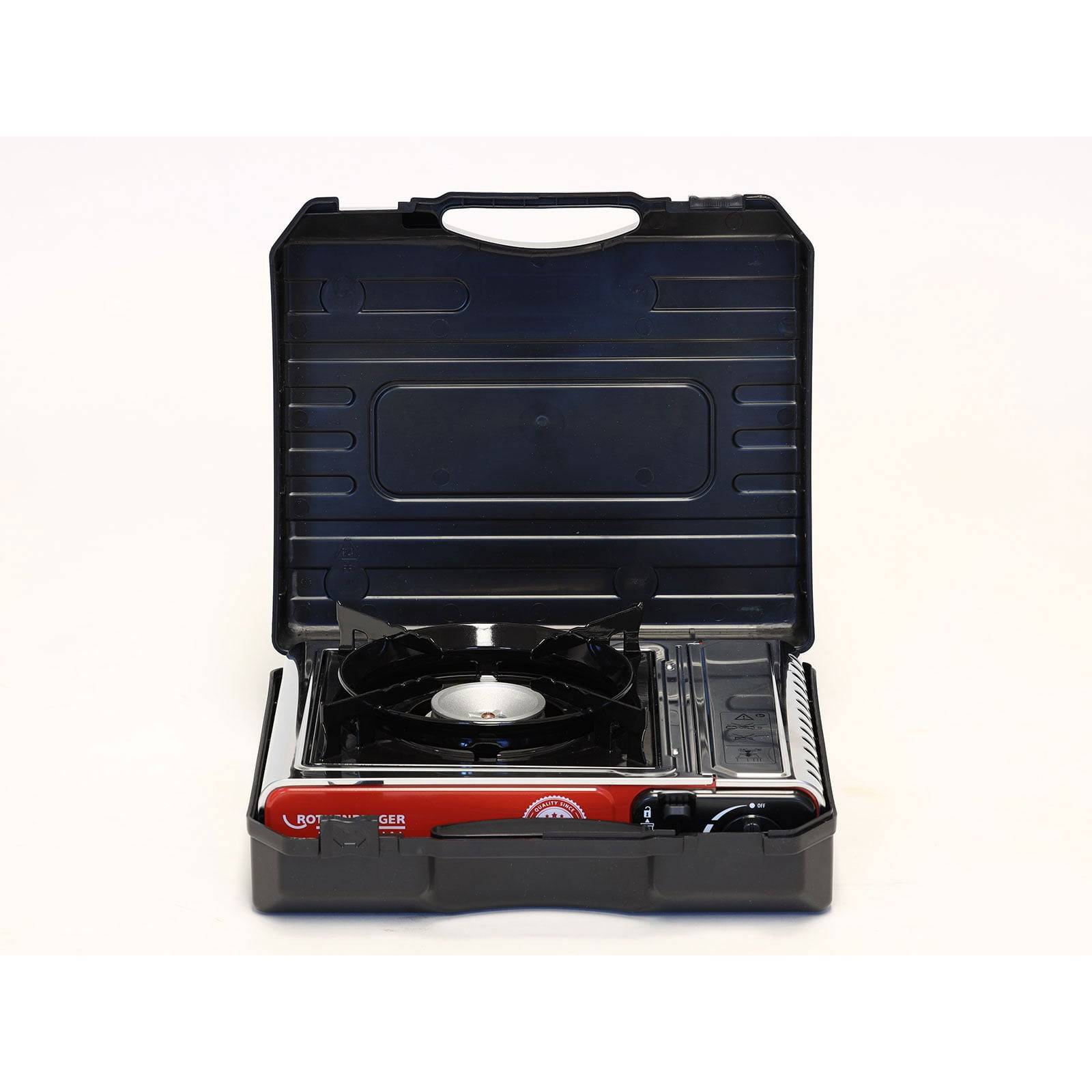 Tragbarer schwarzer Gaskocher in einer Transporttasche, Deckel geöffnet, zeigt einen einzelnen Brenner mit einem kleinen roten Kraftstoffbehälter.