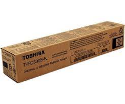 Eine Toshiba-Tonerkartusche in einer Schachtel mit der Bezeichnung 'T-FC330E-K' auf weißem Hintergrund.