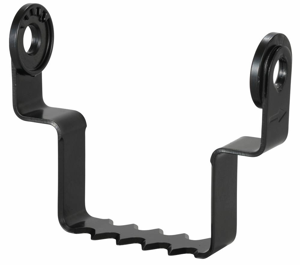 Schwarze Metallmontageklammer mit zwei kreisförmigen Ösen und einem gestuften, U-förmigen mittleren Abschnitt.