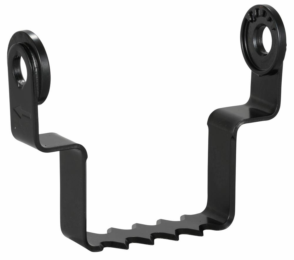 Schwarze Metall-Montageklammer in U-Form mit kreisförmigen Ösen an beiden Enden und abgestufter unterer Kante, dargestellt auf weißem Hintergrund.