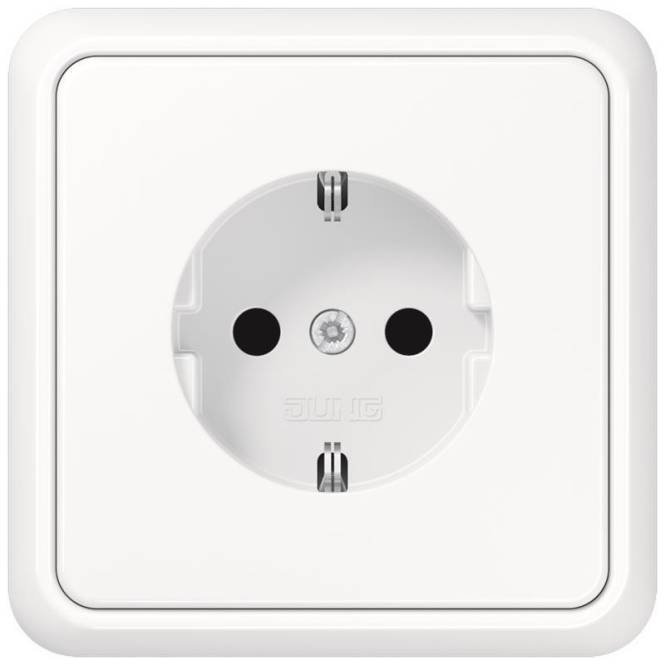 Eine weiße Elektrosteckdose an der Wand wird gezeigt, die zwei runde Löcher und einen Erdungsstift-Schlitz aufweist und für europäische Steckertypen ausgelegt ist.