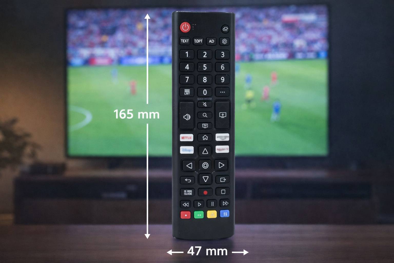 Eine Fernbedienung mit Tasten für verschiedene Funktionen wird vor einem unscharfen Fernsehbildschirm gezeigt, der ein Fußballspiel anzeigt.