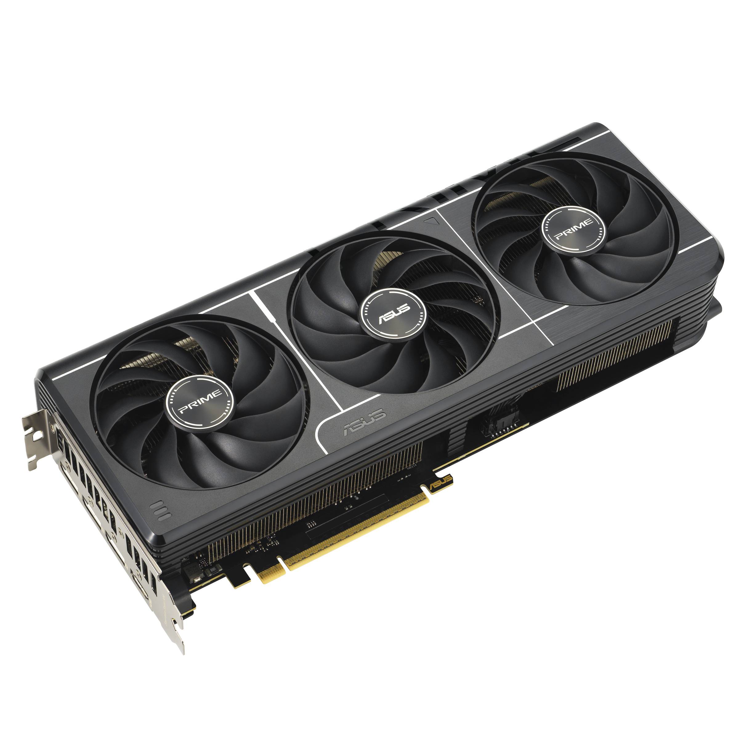 ASUS Prime Grafikkarte mit drei Lüftern auf schwarzem Hintergrund, angewinkelt um ihre Kühlungslüfter und PCIe-Steckverbinder zu zeigen.