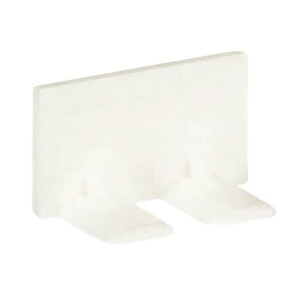 Ein weißer Plastik-Wandclip mit zwei Schlitzen, der zum Halten von Kabeln oder dünnen Gegenständen entwickelt wurde und zum Organisieren und Befestigen von Artikeln dient.