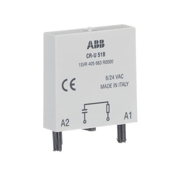 Ein weißes ABB-Relais, Modell CR-U 51B, mit einer Nennspannung von 6/24 VAC. Mit CE-Kennzeichnung, hergestellt in Italien. Verfügt über elektrische Anschlüsse am Boden.