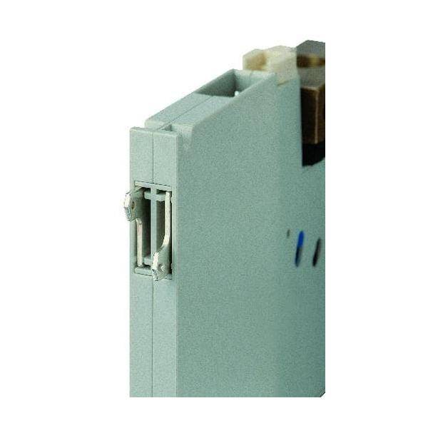 Graues industrielles elektronisches Modul mit Clips an der Seite zur Befestigung. Wird in Steuerungspanels oder Automatisierungssystemen eingesetzt.